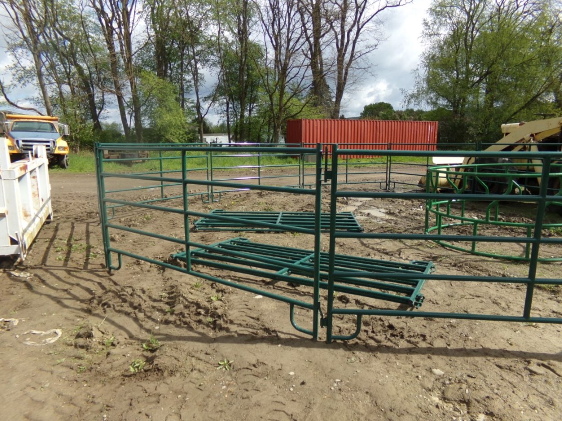 Green 10 Panel 5 Bar Corral System, (10) 10' Gates, Interlocking -Sells As A Group - Image 2 of 2