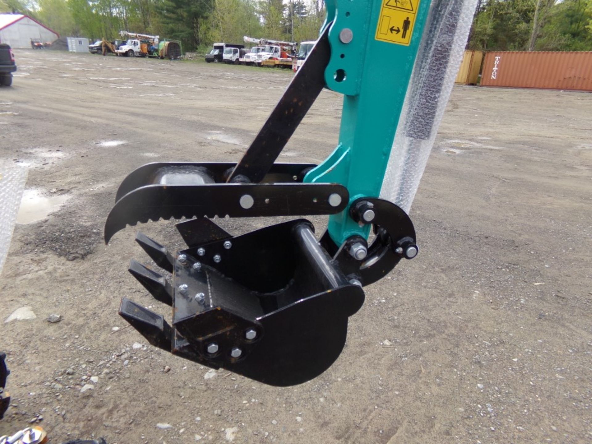 New AGT Industrial QH13R Full Cab Mini Excavator with Grader Blade, Stationary Thumb, BROKEN - Image 5 of 7