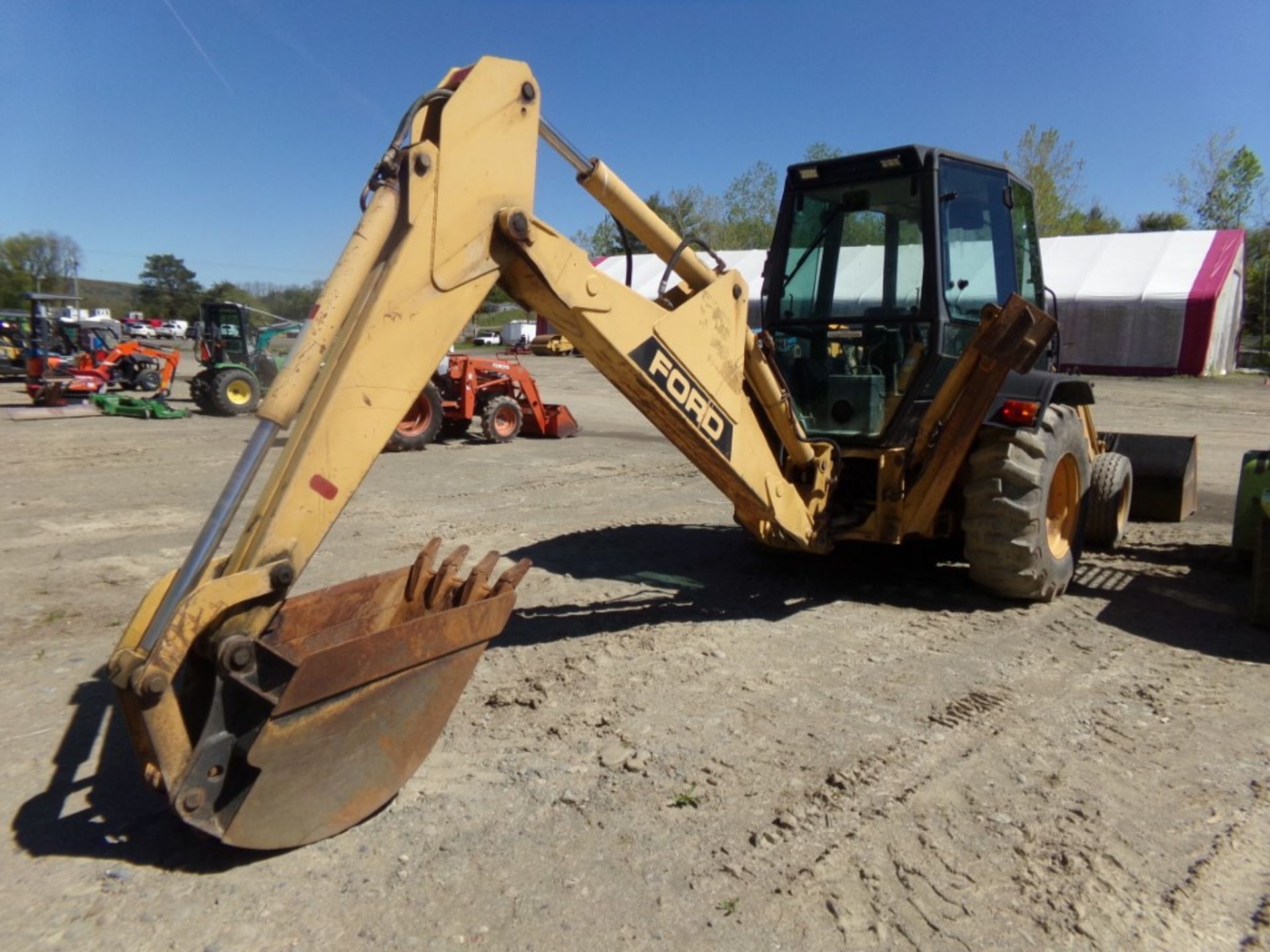 Ford 455C Backhoe with 88'' Loader Bucket and 24'' Backhoe Bucket, Model SA40189, 1723 Hrs., All - Image 3 of 6