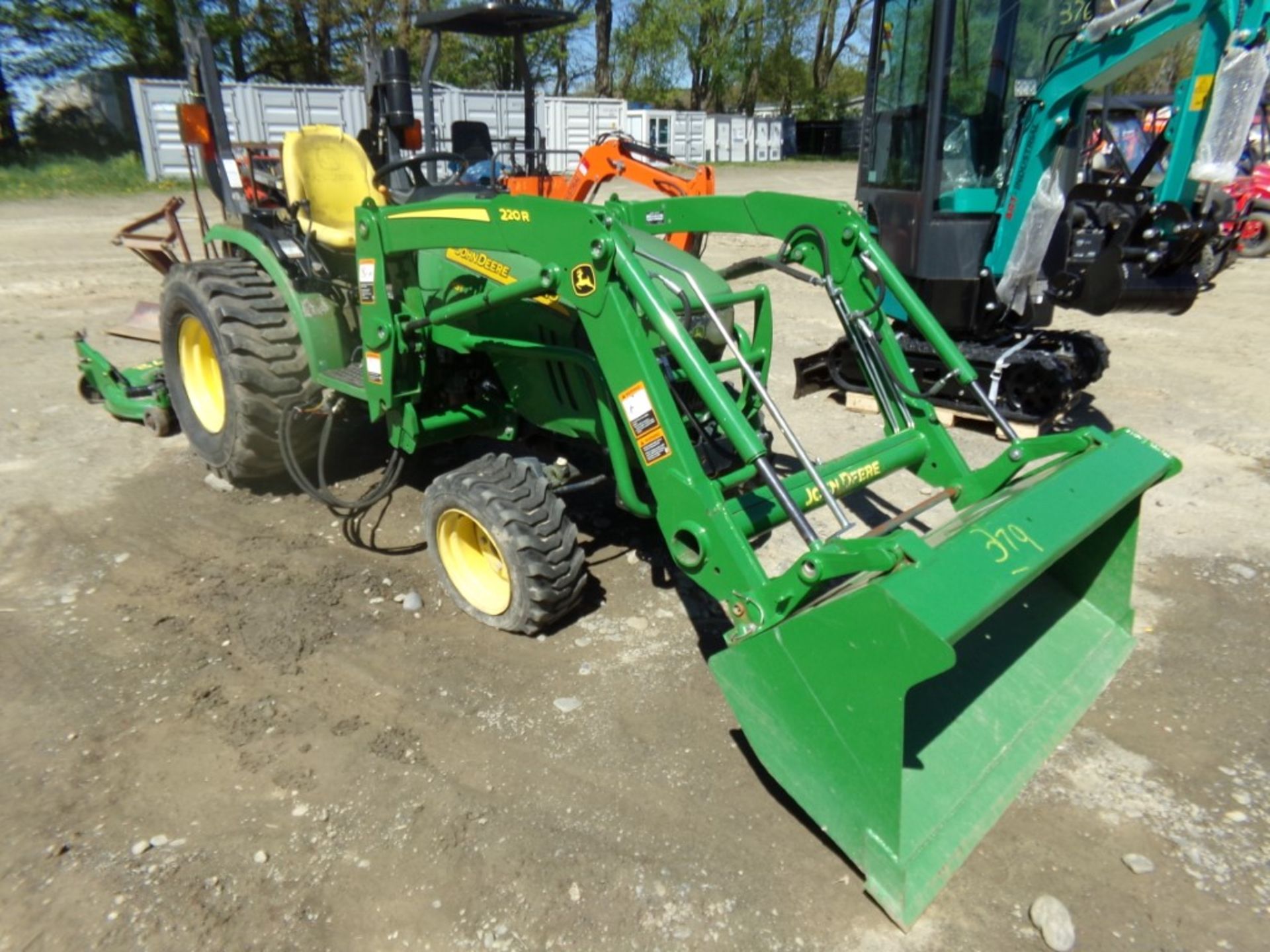 John Deere 2720 4 WD Compact Tractor with 220R Loader, 54'' Bucket, PTO, 3 PT Hitch, ROPS, Diesel, - Image 4 of 5