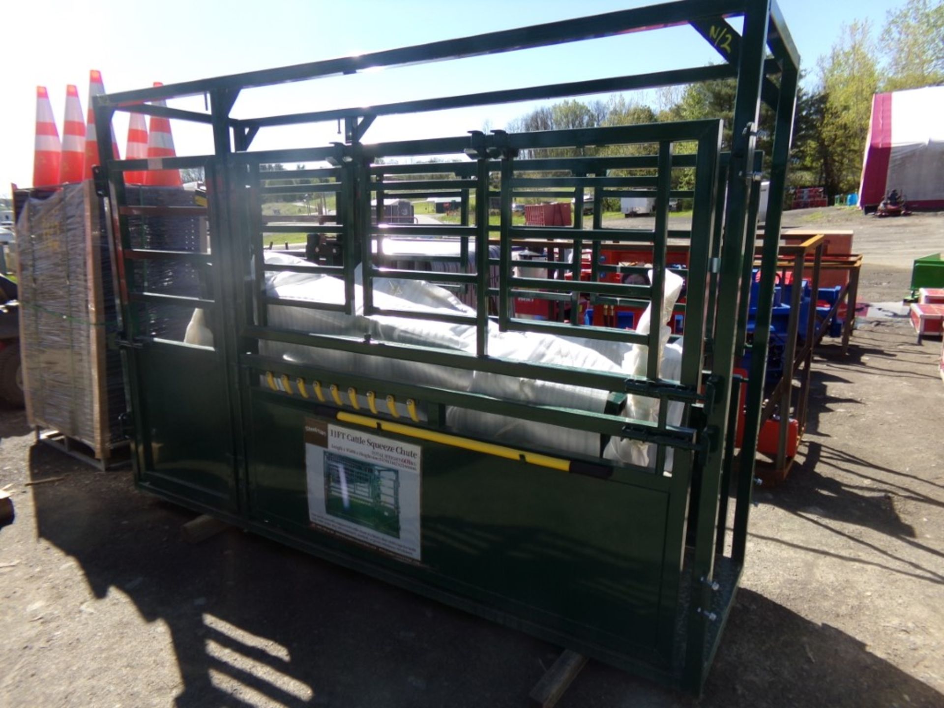 New Steelman 11' Cattle Squeese Chute, Green - Image 2 of 3