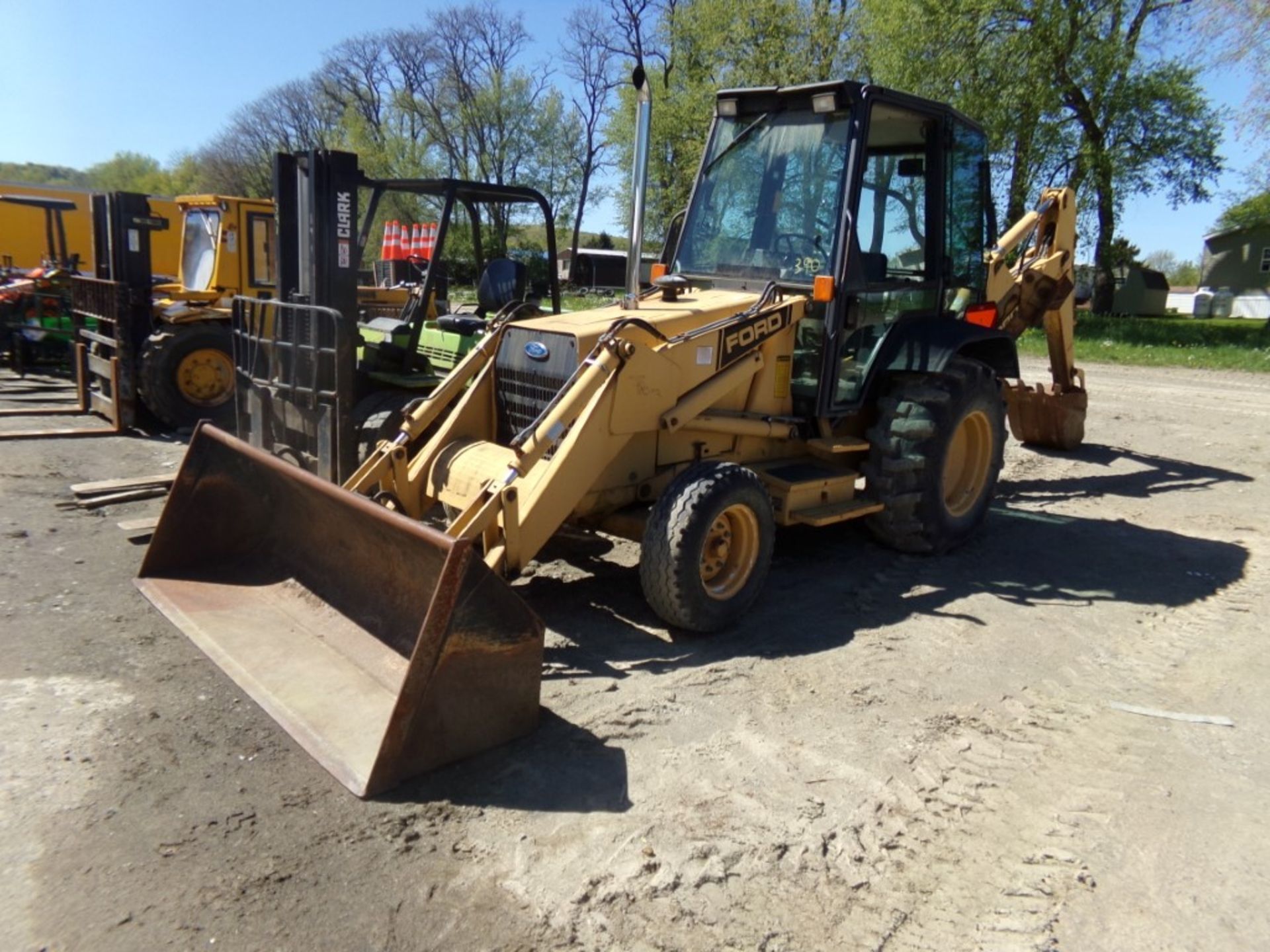 Ford 455C Backhoe with 88'' Loader Bucket and 24'' Backhoe Bucket, Model SA40189, 1723 Hrs., All
