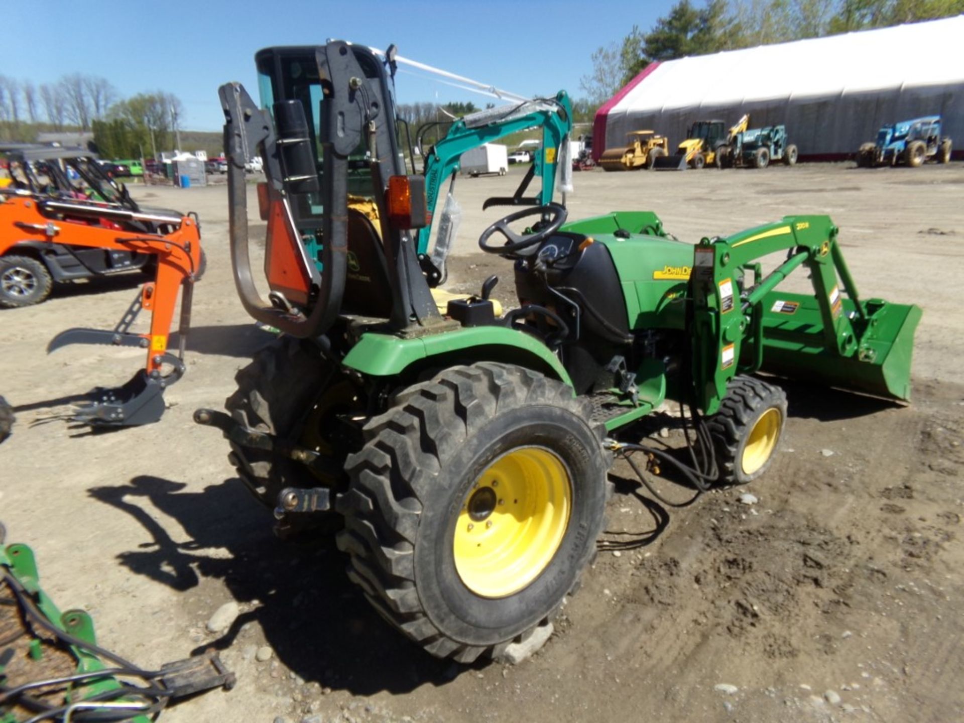 John Deere 2720 4 WD Compact Tractor with 220R Loader, 54'' Bucket, PTO, 3 PT Hitch, ROPS, Diesel, - Image 3 of 5