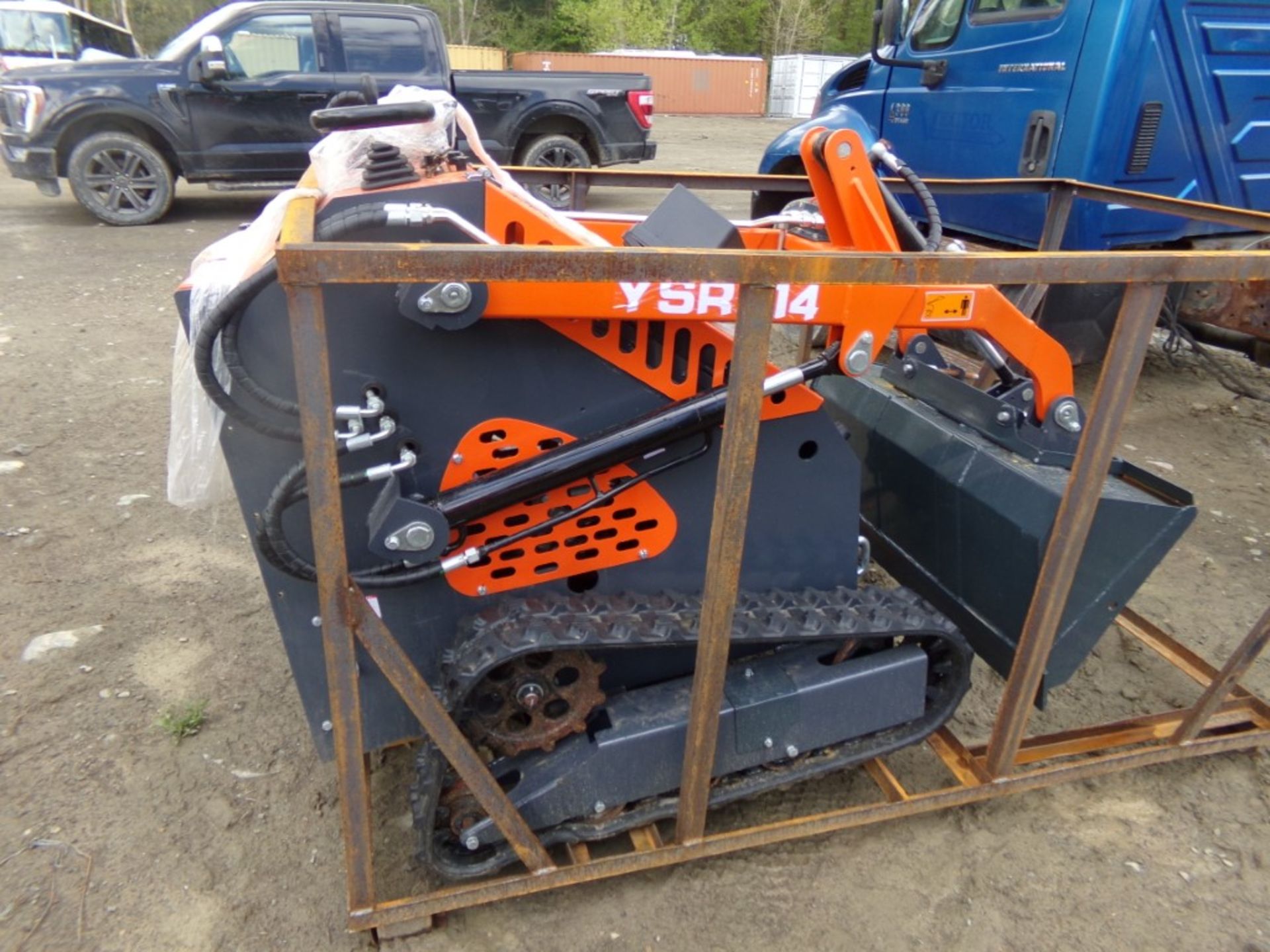 New Orange AGT YSRT14 Mini Skid Loader with 38'' Bucket, Gas, DAMAGED CHOKE CABLE - Image 2 of 3