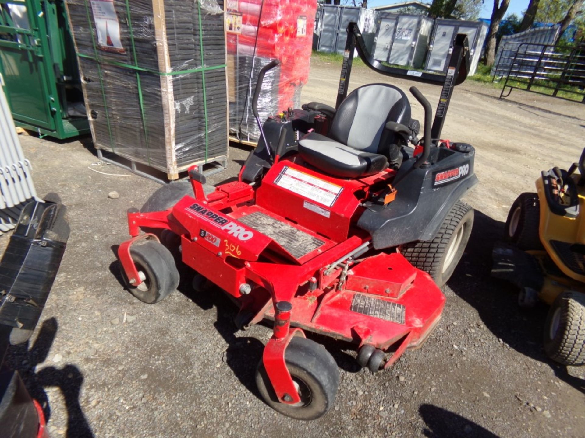 Snapper Pro S200XT Commercial Zero Turn Mower with 60'' Deck, 32HP Vanguard V-Twin, 895 Hrs., ROPS