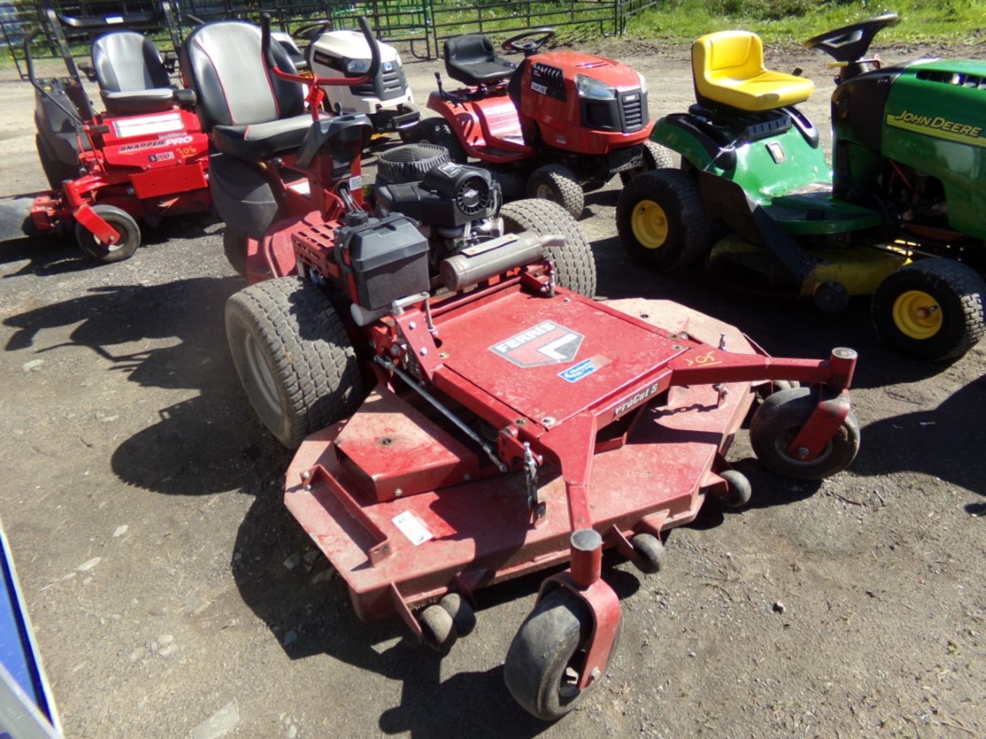 Ferris Pro Cut S Commercial 3 Wheeled Front Mower with 61'' Cut, 28 HP Briggs Engine, 1031 Hrs.,