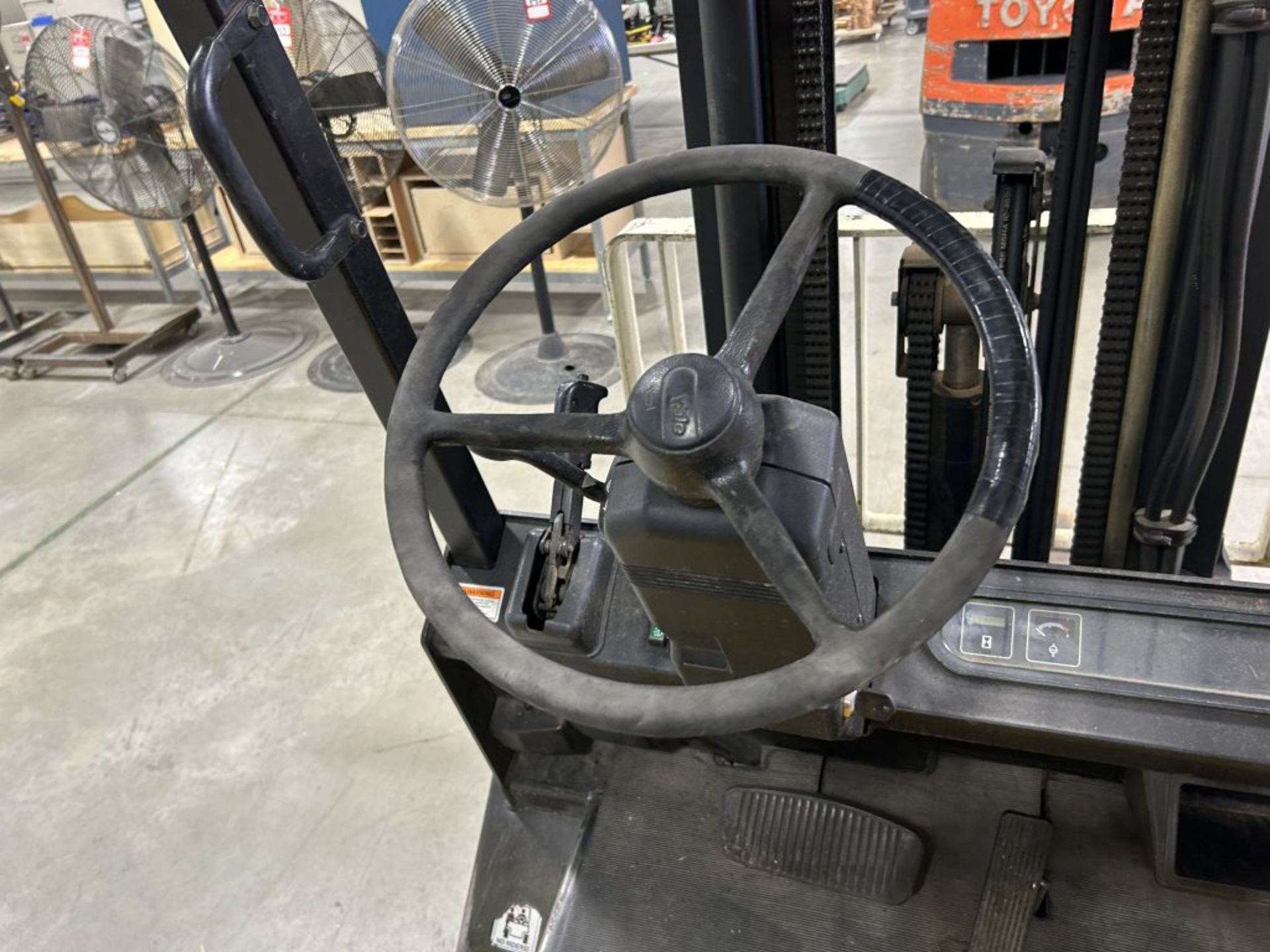 YALE GLP060TGEUAE087 FORKLIFT, 3-STAGE, 5800 LB CAPACITY, LP GAS, SOLID TIRES, 42'' FORKS, 8856.3 - Image 16 of 22