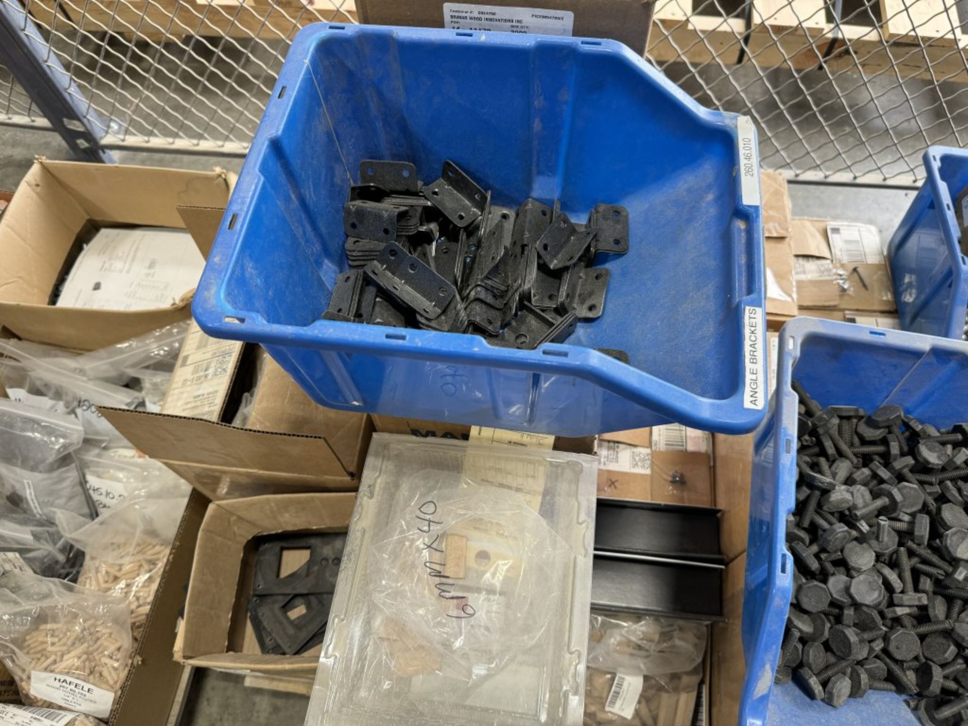 PALLET OF ASSORTED FASTENERS, ANGLE PLATES, HARDWARE, ETC. - Bild 3 aus 5