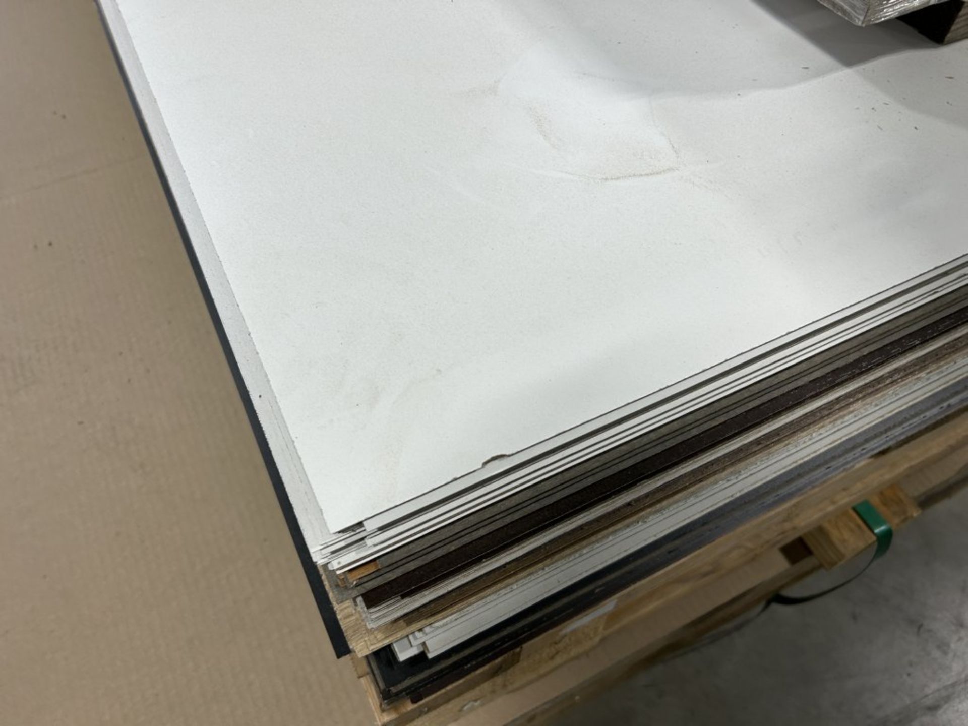 LARGE PILE OF ASSORTED LAMINATE SHEETS, APPROX. 150 SEETS TOTAL, VARIOUS COLORS AND SIZES - Image 5 of 9