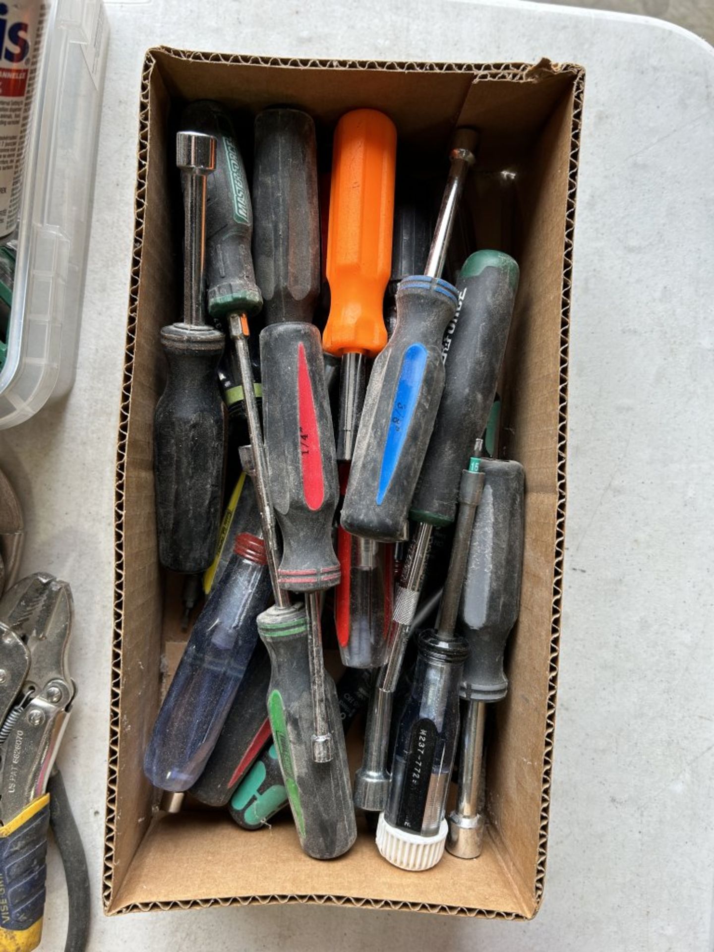 ASSORTED TOOLS INCLUDING PLIERS, TIN SNIPS, SCREWDRIVERS, RAZOR-BLADES, ETC. - Image 6 of 7