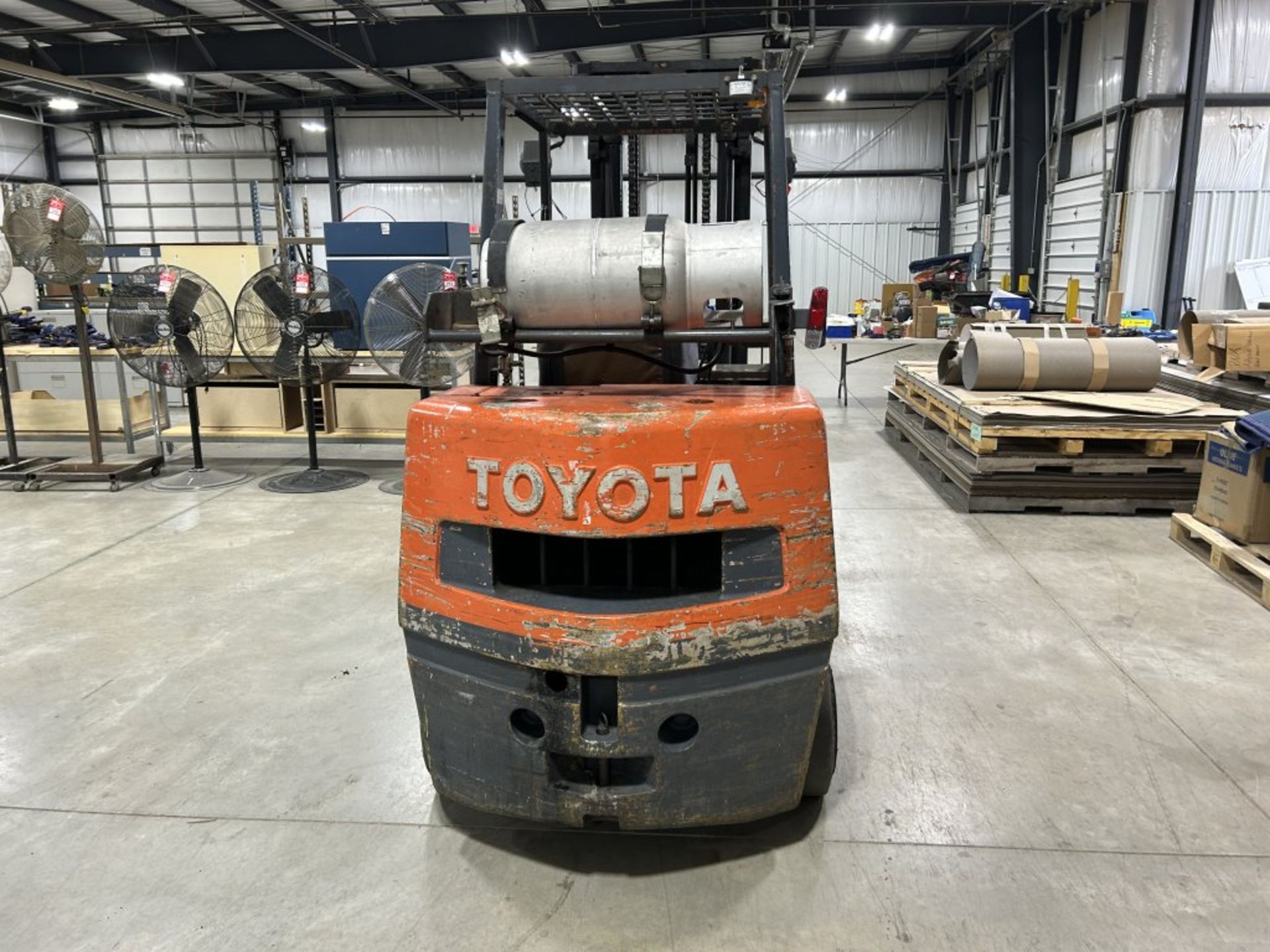 TOYOTA FGC35 FORKLIFT, 2-STAGE, 8000 LBS CAPACITY, LP GAS, SOLID TIRES, 48'' FORKS, 5626 HOURS - Image 4 of 22