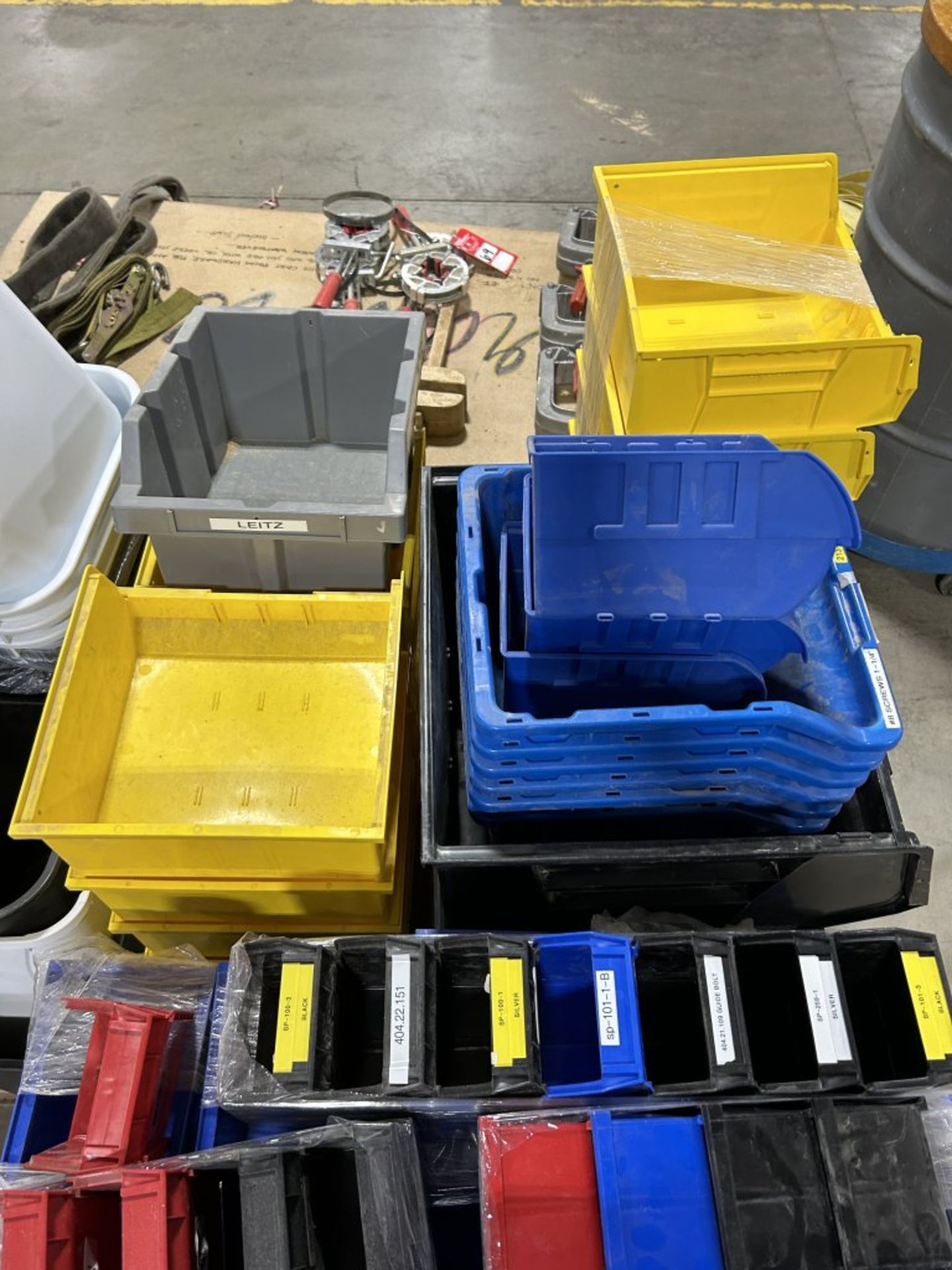 LARGE PALLET FULL OF ASSORTED PLASTIC BINS, STACKABLE, ASSORTED SIZES - Image 4 of 6