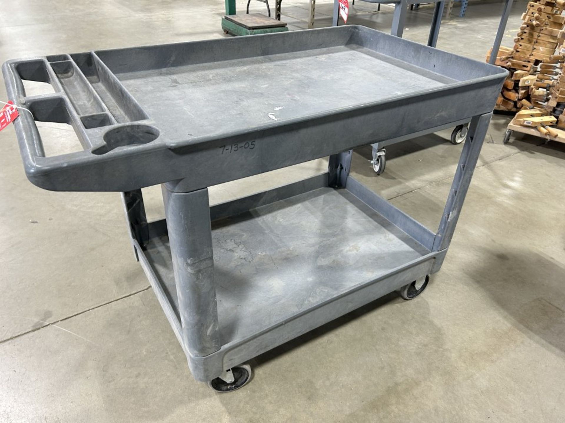 RUBBERMAID MATERIAL CART ON WHEELS, 3' X 25"