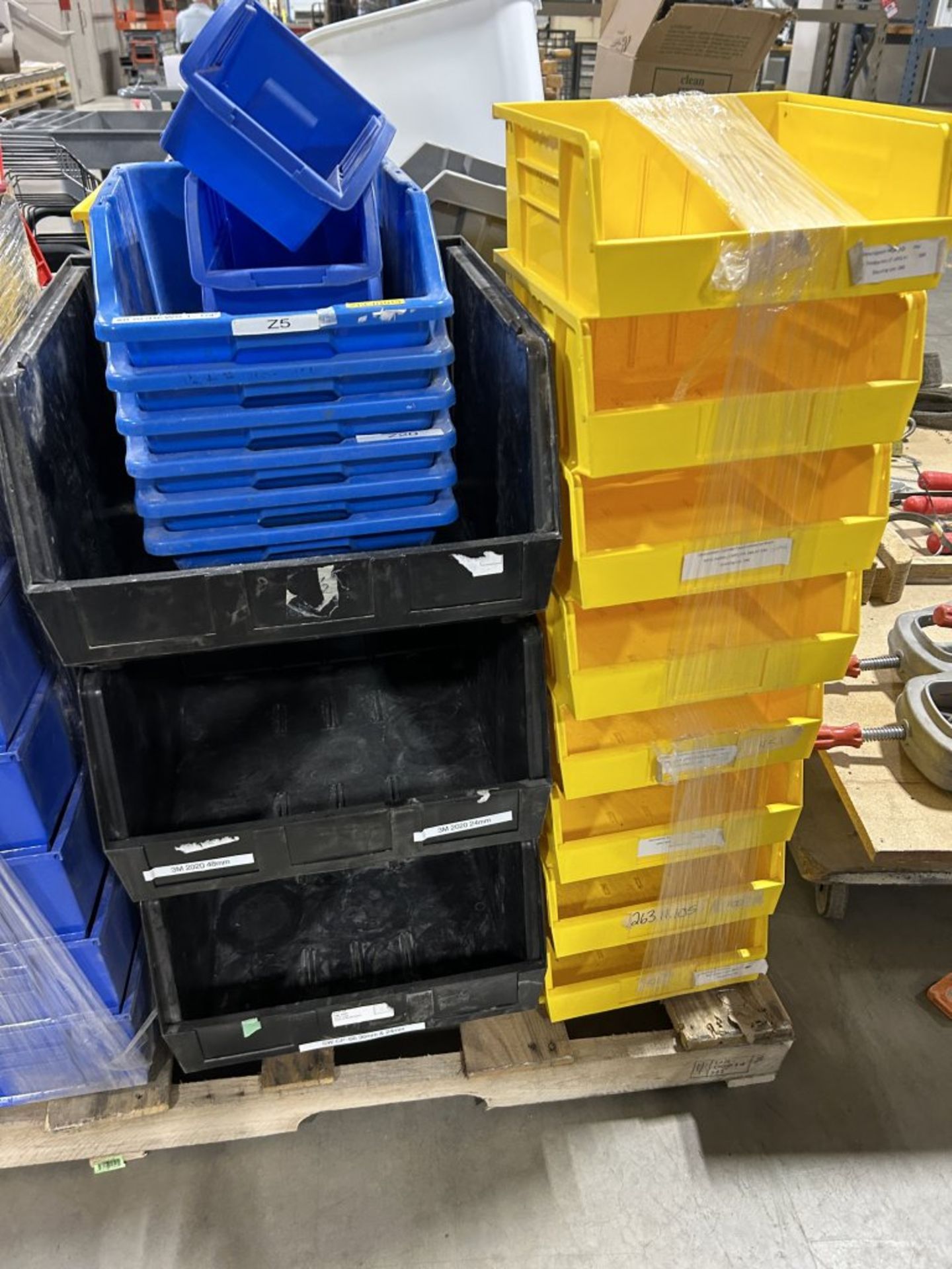 LARGE PALLET FULL OF ASSORTED PLASTIC BINS, STACKABLE, ASSORTED SIZES - Image 5 of 6