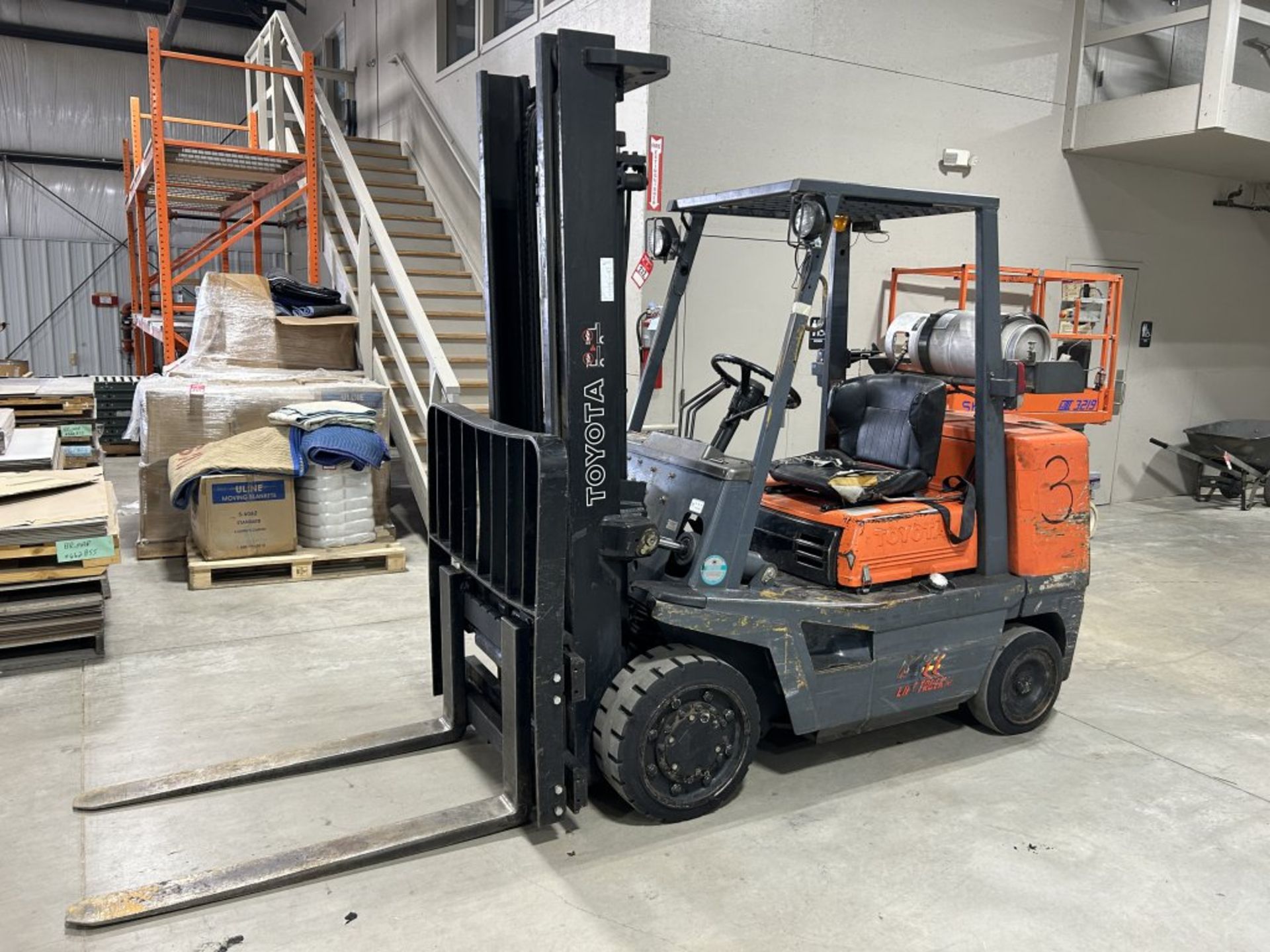 TOYOTA FGC35 FORKLIFT, 2-STAGE, 8000 LBS CAPACITY, LP GAS, SOLID TIRES, 48'' FORKS, 5626 HOURS