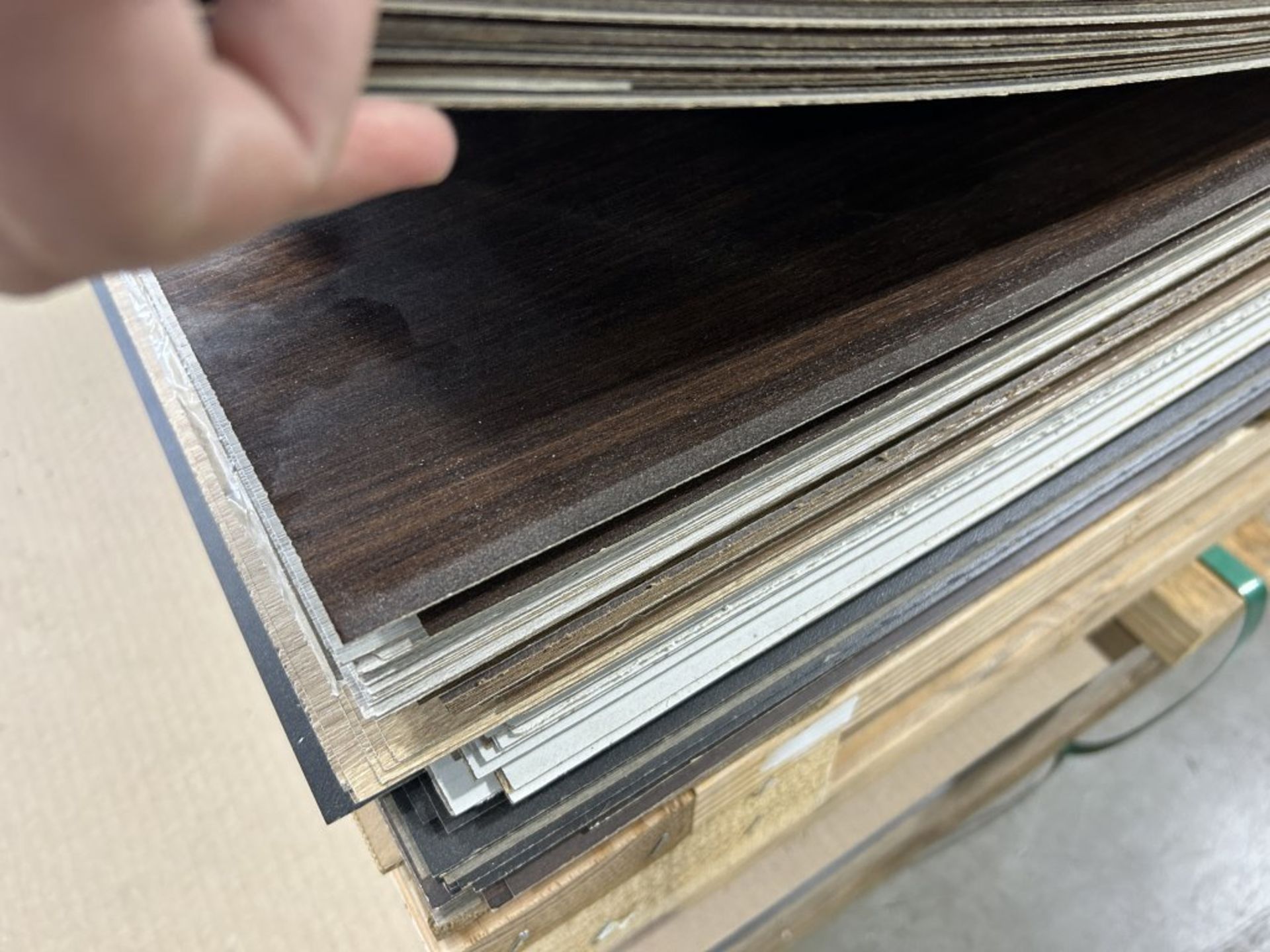 LARGE PILE OF ASSORTED LAMINATE SHEETS, APPROX. 150 SEETS TOTAL, VARIOUS COLORS AND SIZES - Image 8 of 9