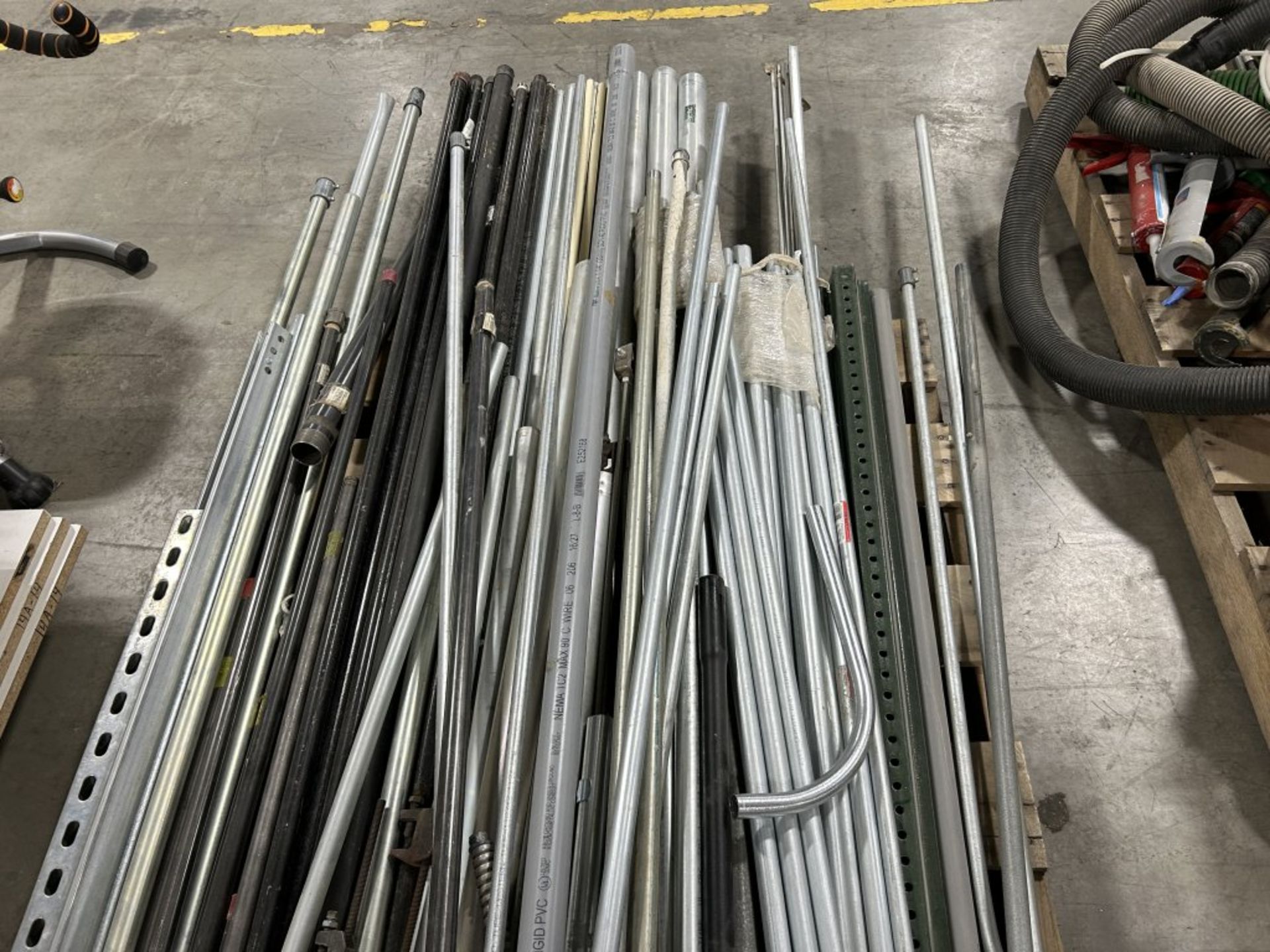 LARGE PILE OF ASSORTED CONDUIT BENDERS, CONDUIT, METAL PIPES, T-POSTS, ETC. - Image 5 of 5