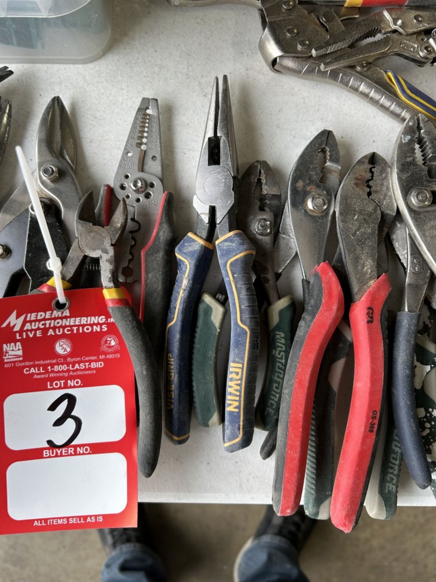 ASSORTED TOOLS INCLUDING PLIERS, TIN SNIPS, SCREWDRIVERS, RAZOR-BLADES, ETC. - Image 3 of 7