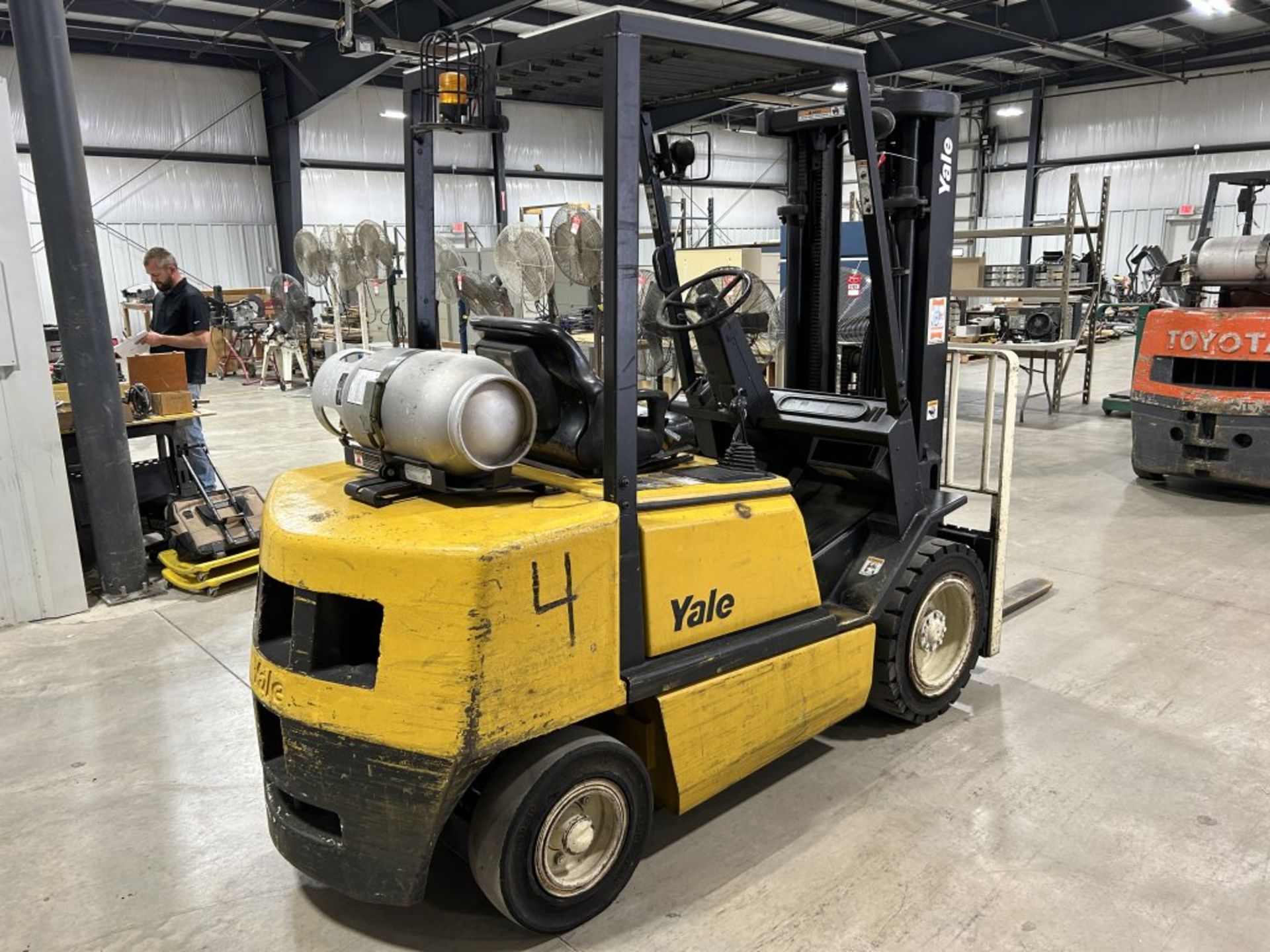 YALE GLP060TGEUAE087 FORKLIFT, 3-STAGE, 5800 LB CAPACITY, LP GAS, SOLID TIRES, 42'' FORKS, 8856.3 - Image 5 of 22