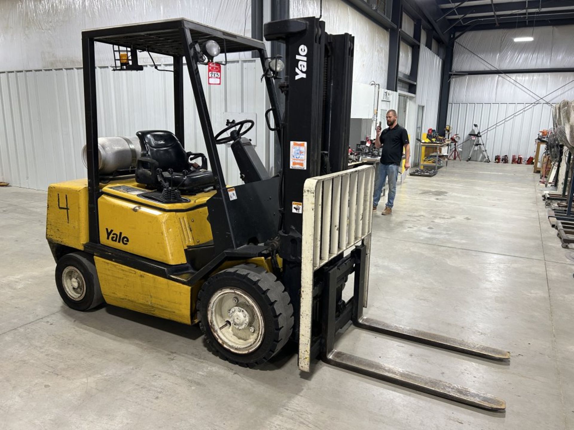 YALE GLP060TGEUAE087 FORKLIFT, 3-STAGE, 5800 LB CAPACITY, LP GAS, SOLID TIRES, 42'' FORKS, 8856.3 - Image 6 of 22