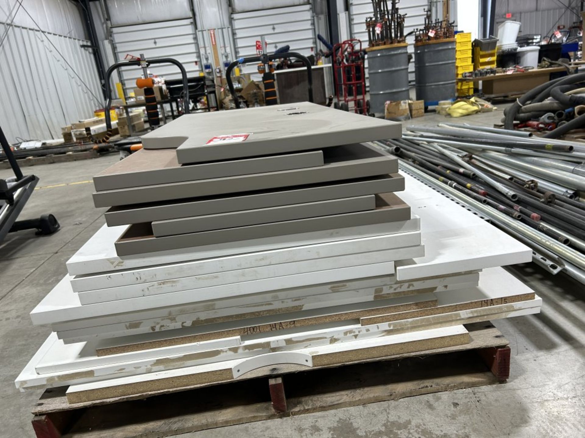 PALLET FULL OF ASSORTED SIZED DESKTOP PANELS, (20) TOTAL, VARIOUS SIZES, SHAPES, COLORS, ETC. - Image 4 of 4