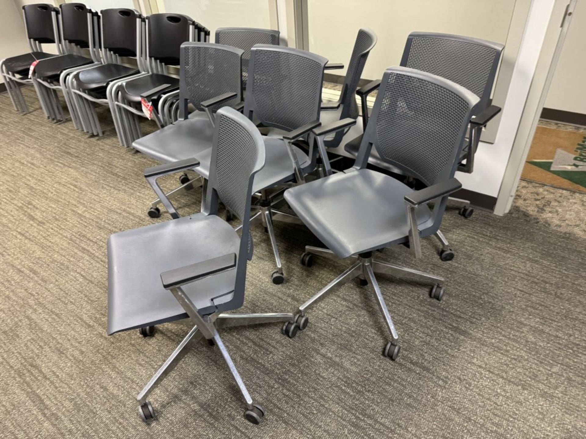 (7) MATCHING ROLLING OFFICE CHAIRS - Image 2 of 3