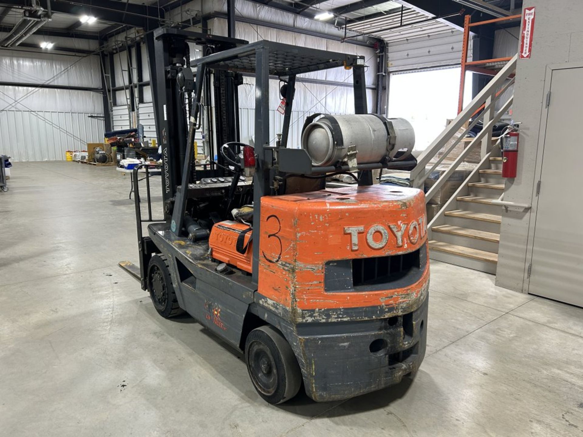 TOYOTA FGC35 FORKLIFT, 2-STAGE, 8000 LBS CAPACITY, LP GAS, SOLID TIRES, 48'' FORKS, 5626 HOURS - Image 3 of 22