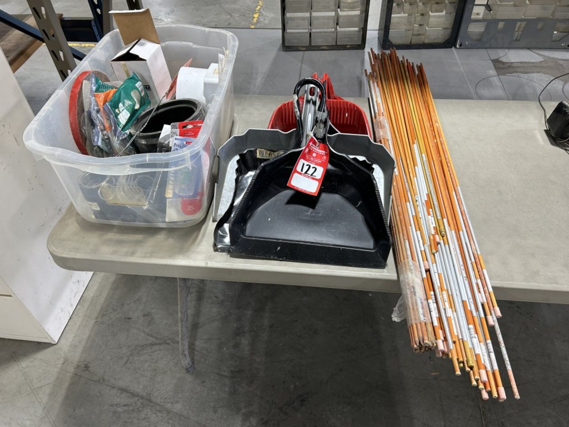 (50) FIBERGLASS DRIVEWAY MARKER SNOW STAKES, (5) DUST PANS, AND TOTE WITH ASSORTED PARTS & PIECES