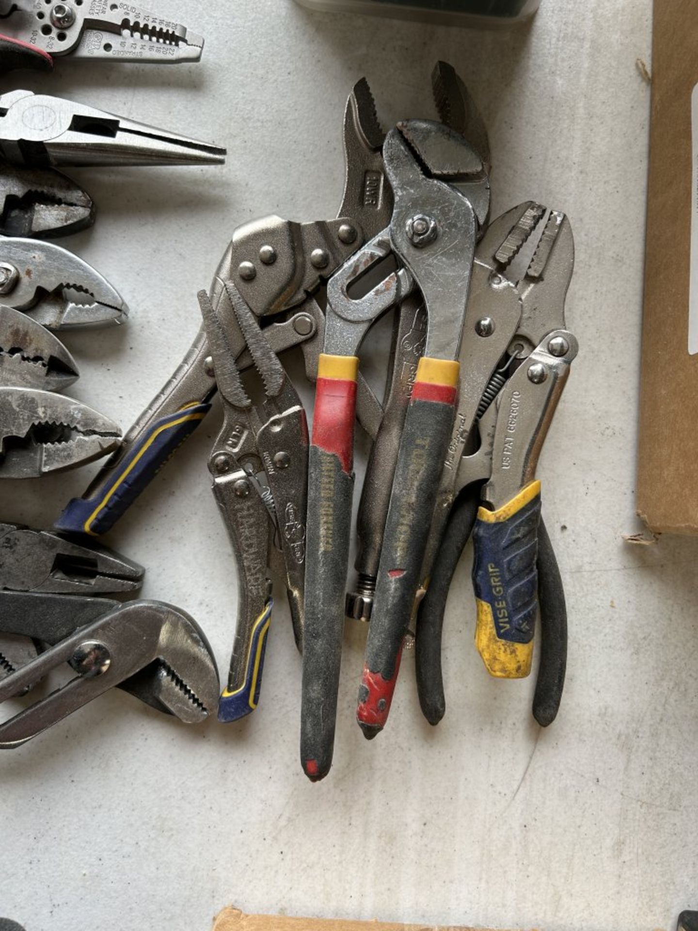 ASSORTED TOOLS INCLUDING PLIERS, TIN SNIPS, SCREWDRIVERS, RAZOR-BLADES, ETC. - Image 5 of 7