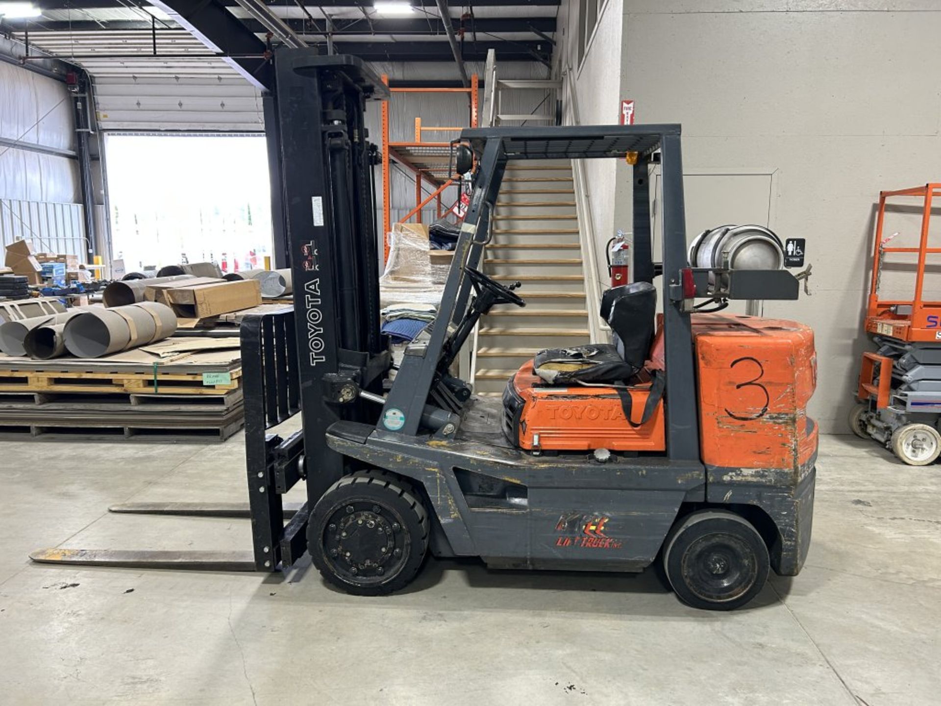 TOYOTA FGC35 FORKLIFT, 2-STAGE, 8000 LBS CAPACITY, LP GAS, SOLID TIRES, 48'' FORKS, 5626 HOURS - Image 2 of 22