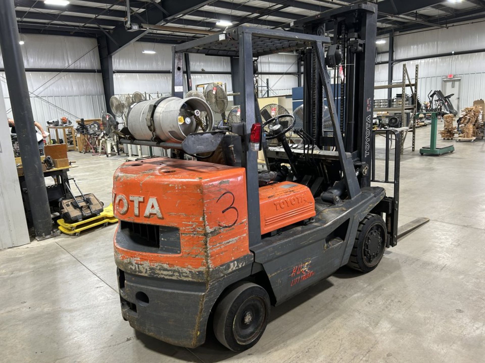 TOYOTA FGC35 FORKLIFT, 2-STAGE, 8000 LBS CAPACITY, LP GAS, SOLID TIRES, 48'' FORKS, 5626 HOURS - Image 5 of 22