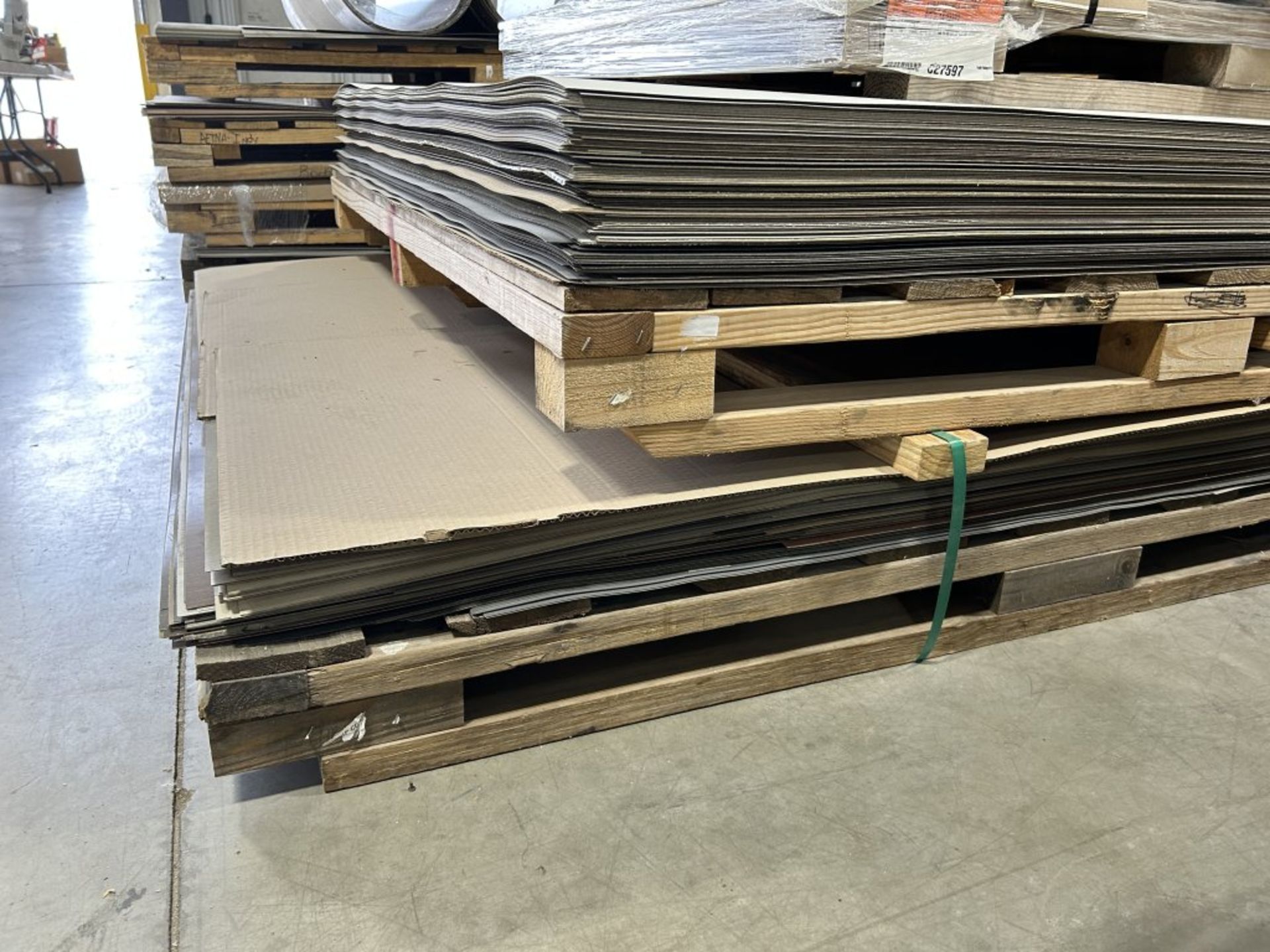 LARGE PILE OF ASSORTED LAMINATE SHEETS, APPROX. 150 SEETS TOTAL, VARIOUS COLORS AND SIZES - Image 9 of 9