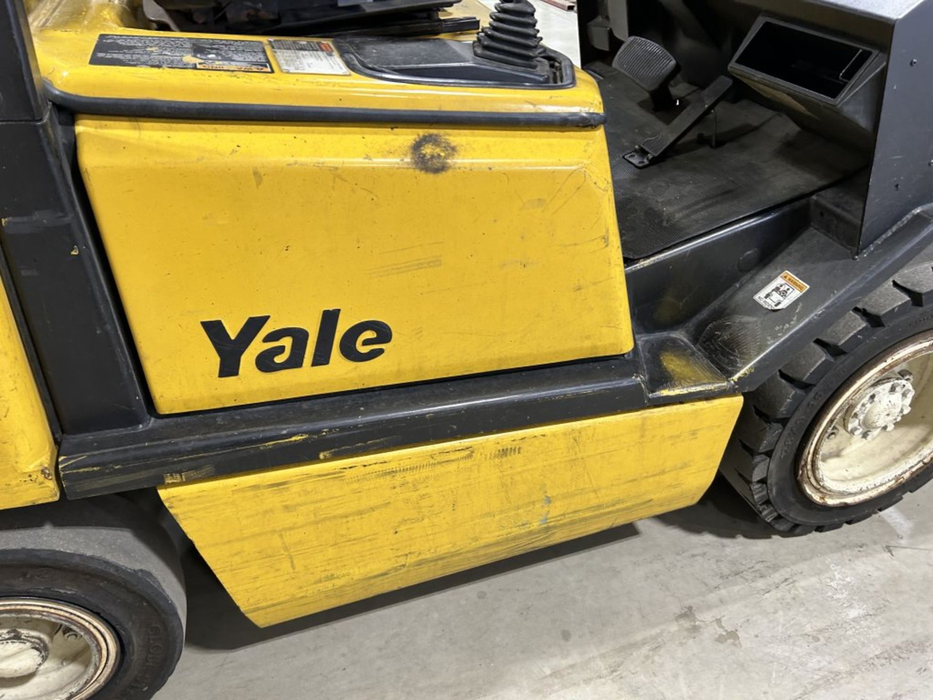 YALE GLP060TGEUAE087 FORKLIFT, 3-STAGE, 5800 LB CAPACITY, LP GAS, SOLID TIRES, 42'' FORKS, 8856.3 - Image 12 of 22