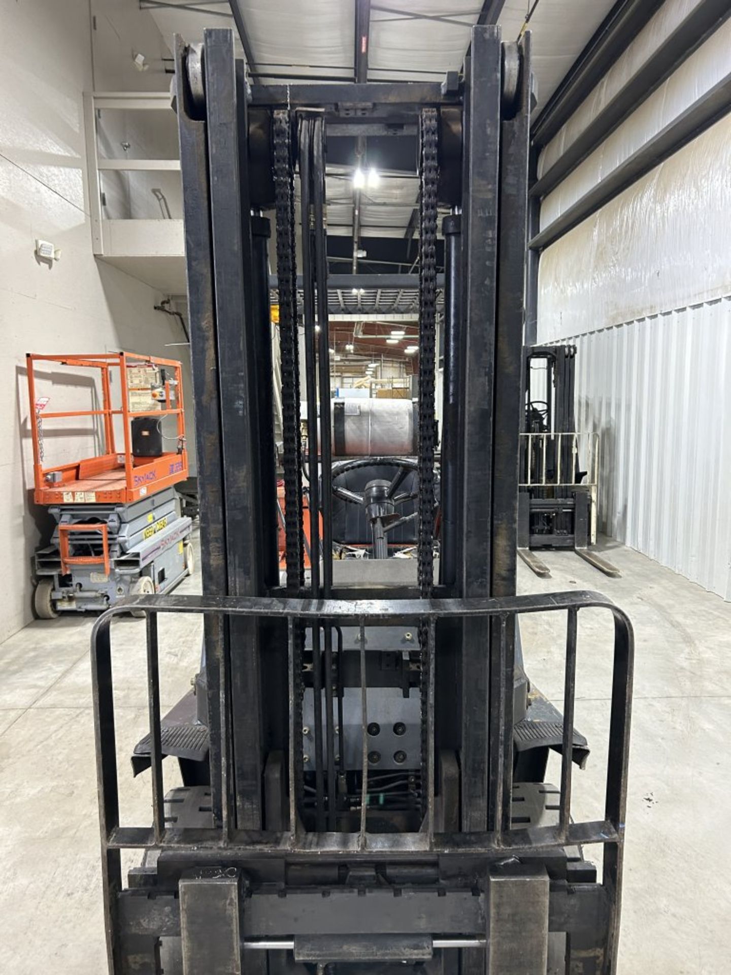 TOYOTA FGC35 FORKLIFT, 2-STAGE, 8000 LBS CAPACITY, LP GAS, SOLID TIRES, 48'' FORKS, 5626 HOURS - Image 8 of 22