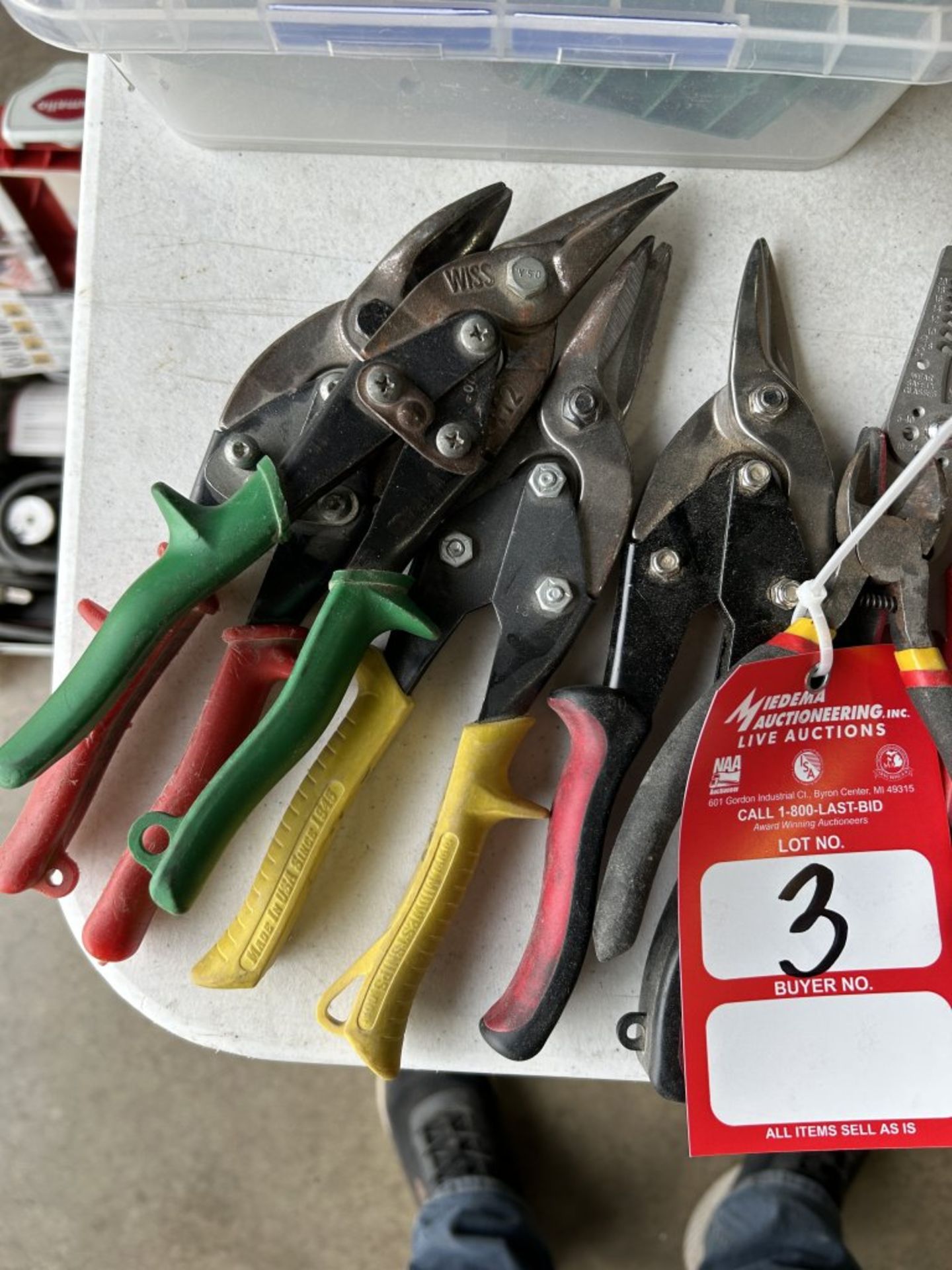 ASSORTED TOOLS INCLUDING PLIERS, TIN SNIPS, SCREWDRIVERS, RAZOR-BLADES, ETC. - Image 4 of 7