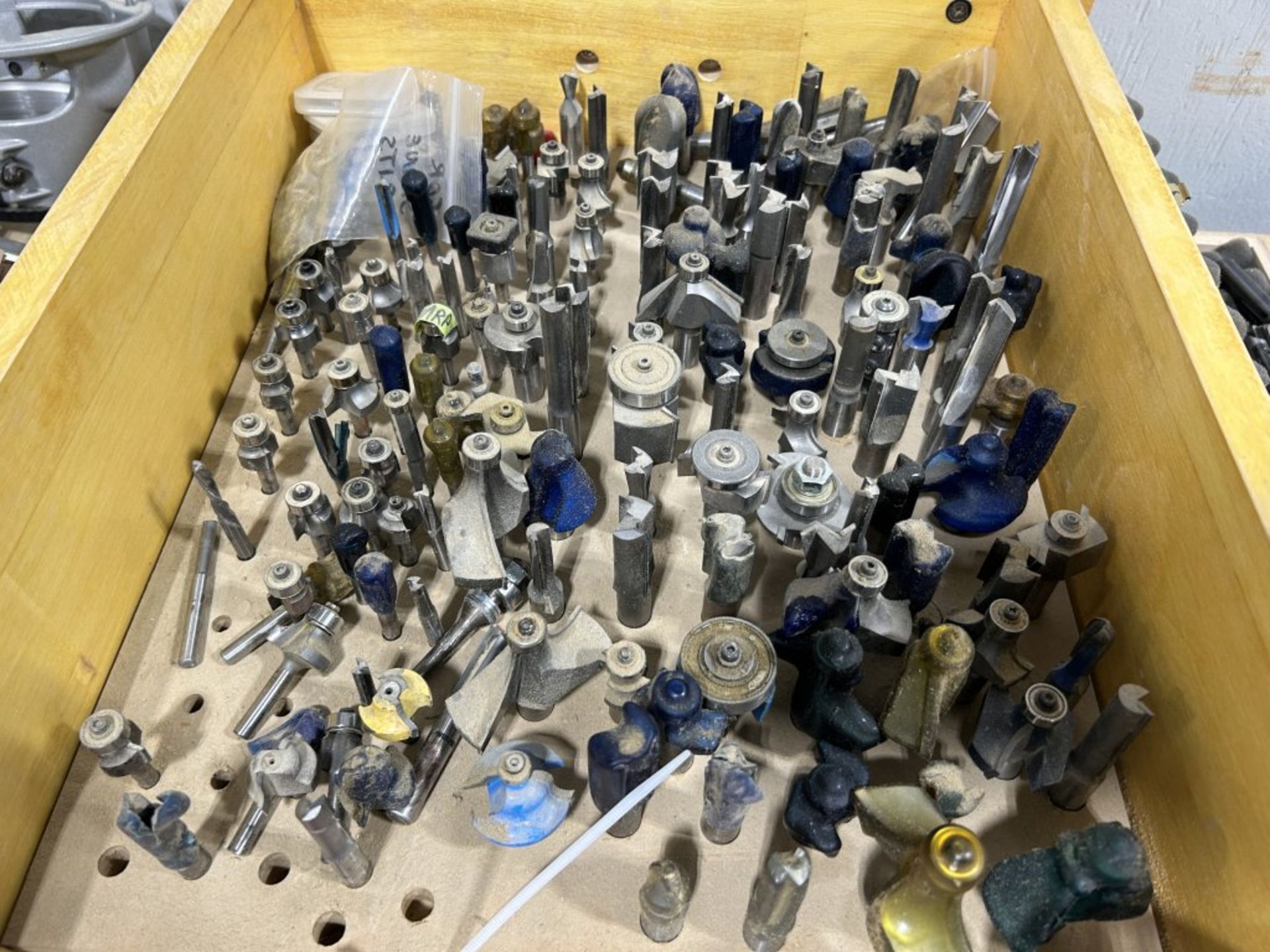 LARGE LOT OF ASSORTED ROUTER BITS, WRENCHES, HANDLES, PARTS, ETC. - Image 5 of 9