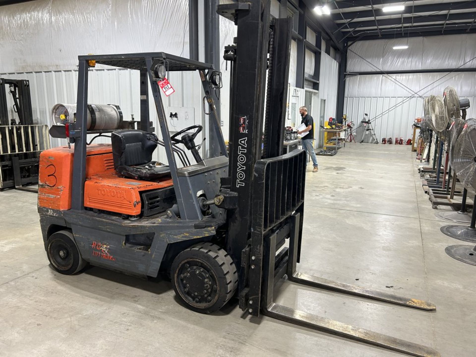 TOYOTA FGC35 FORKLIFT, 2-STAGE, 8000 LBS CAPACITY, LP GAS, SOLID TIRES, 48'' FORKS, 5626 HOURS - Image 6 of 22