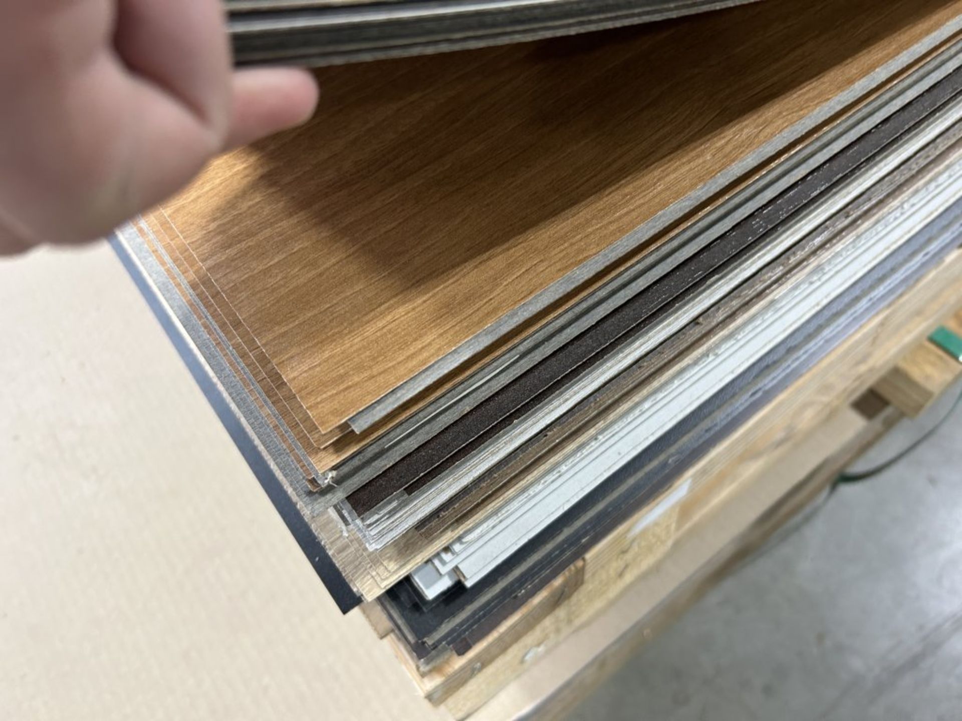 LARGE PILE OF ASSORTED LAMINATE SHEETS, APPROX. 150 SEETS TOTAL, VARIOUS COLORS AND SIZES - Image 6 of 9