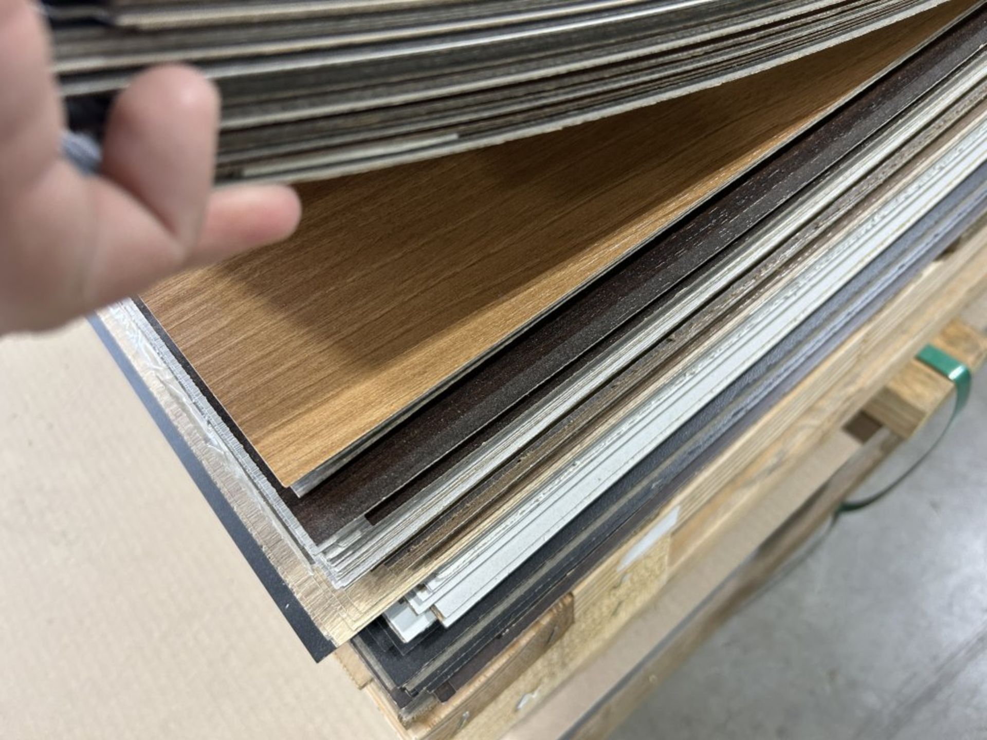 LARGE PILE OF ASSORTED LAMINATE SHEETS, APPROX. 150 SEETS TOTAL, VARIOUS COLORS AND SIZES - Image 7 of 9