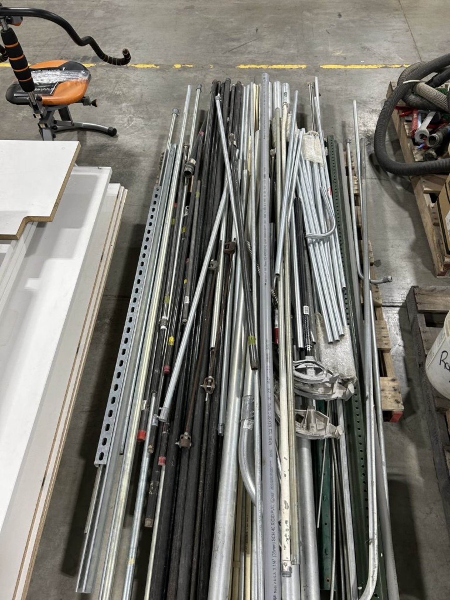 LARGE PILE OF ASSORTED CONDUIT BENDERS, CONDUIT, METAL PIPES, T-POSTS, ETC. - Image 2 of 5