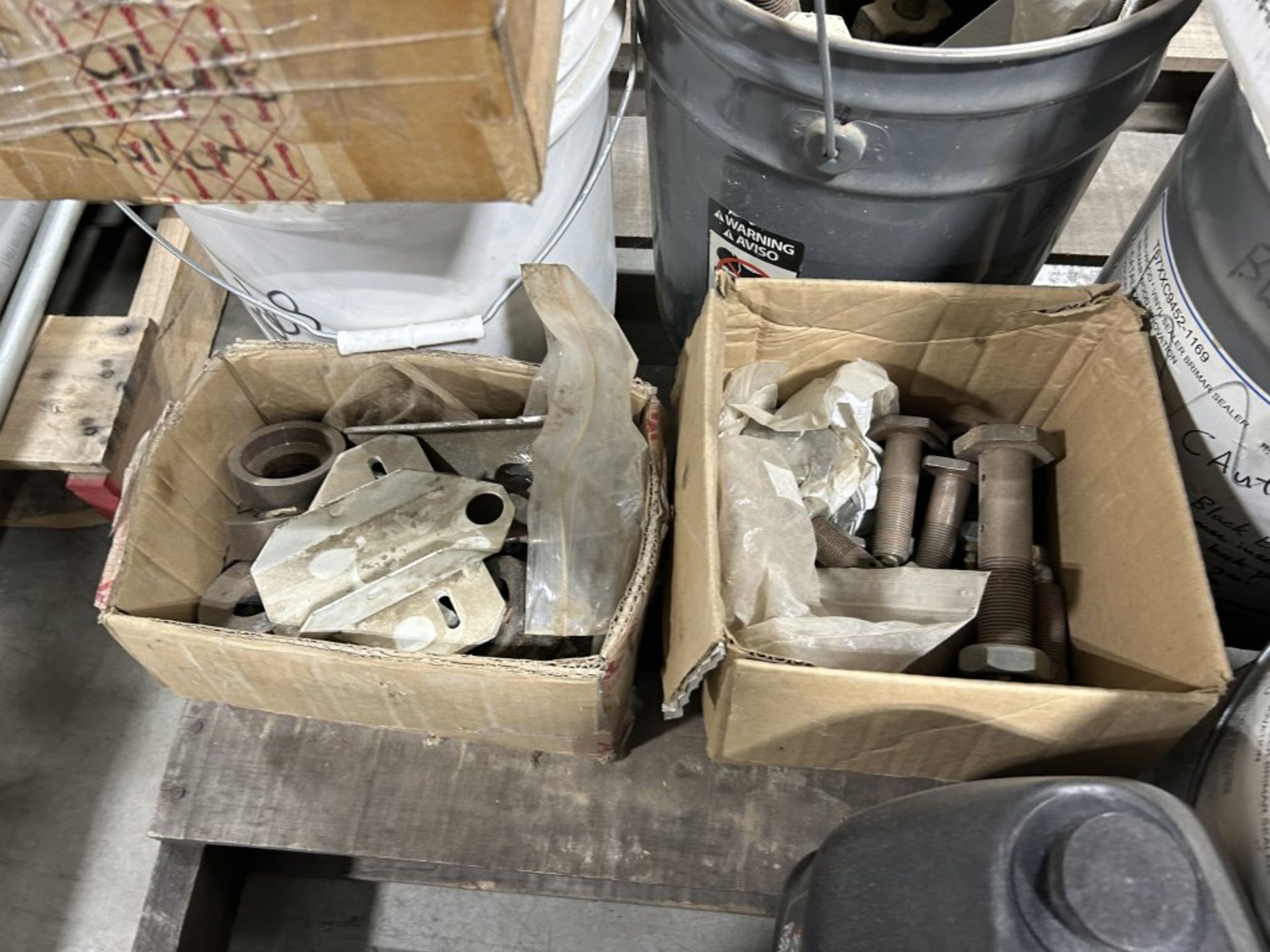 PALLET FULL OF (5) 5-GALLON BUCKETS OF HYDRAULIC OIL, BUCKET WITH CHAIN, LARGE BOLTS, ETC. - Image 5 of 8