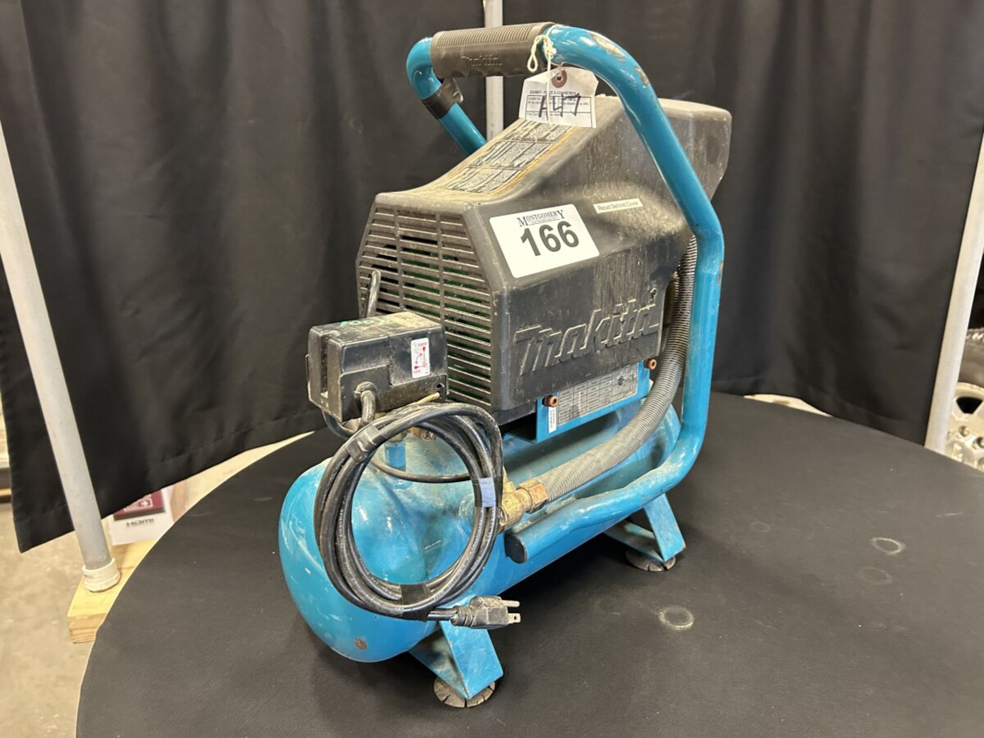 MAKITA 2HP AIR COMPRESSOR MODEL MAC700 2.6 GALLON - A47