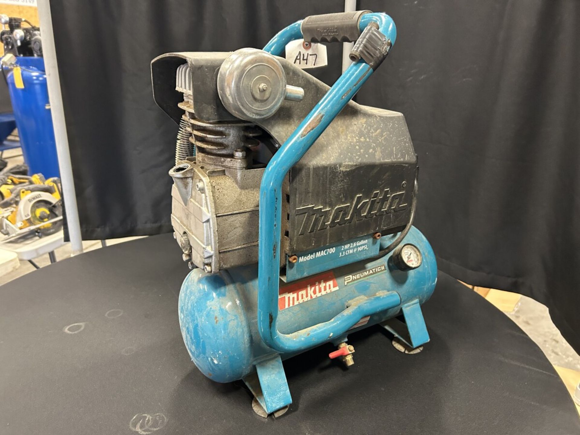 MAKITA 2HP AIR COMPRESSOR MODEL MAC700 2.6 GALLON - A47 - Image 3 of 4