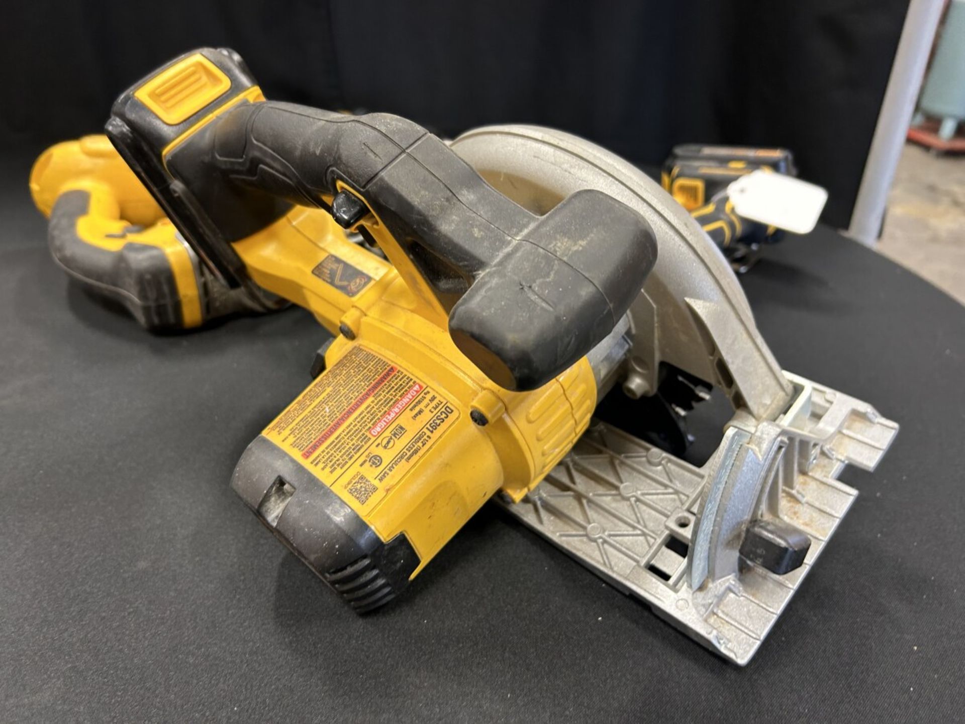 DEWALT CORDLESS JIG SAW, CIRCULAR SAW, DRILL, 2 BATTERIES AND 2 CHARGERS - B40 - Image 4 of 14