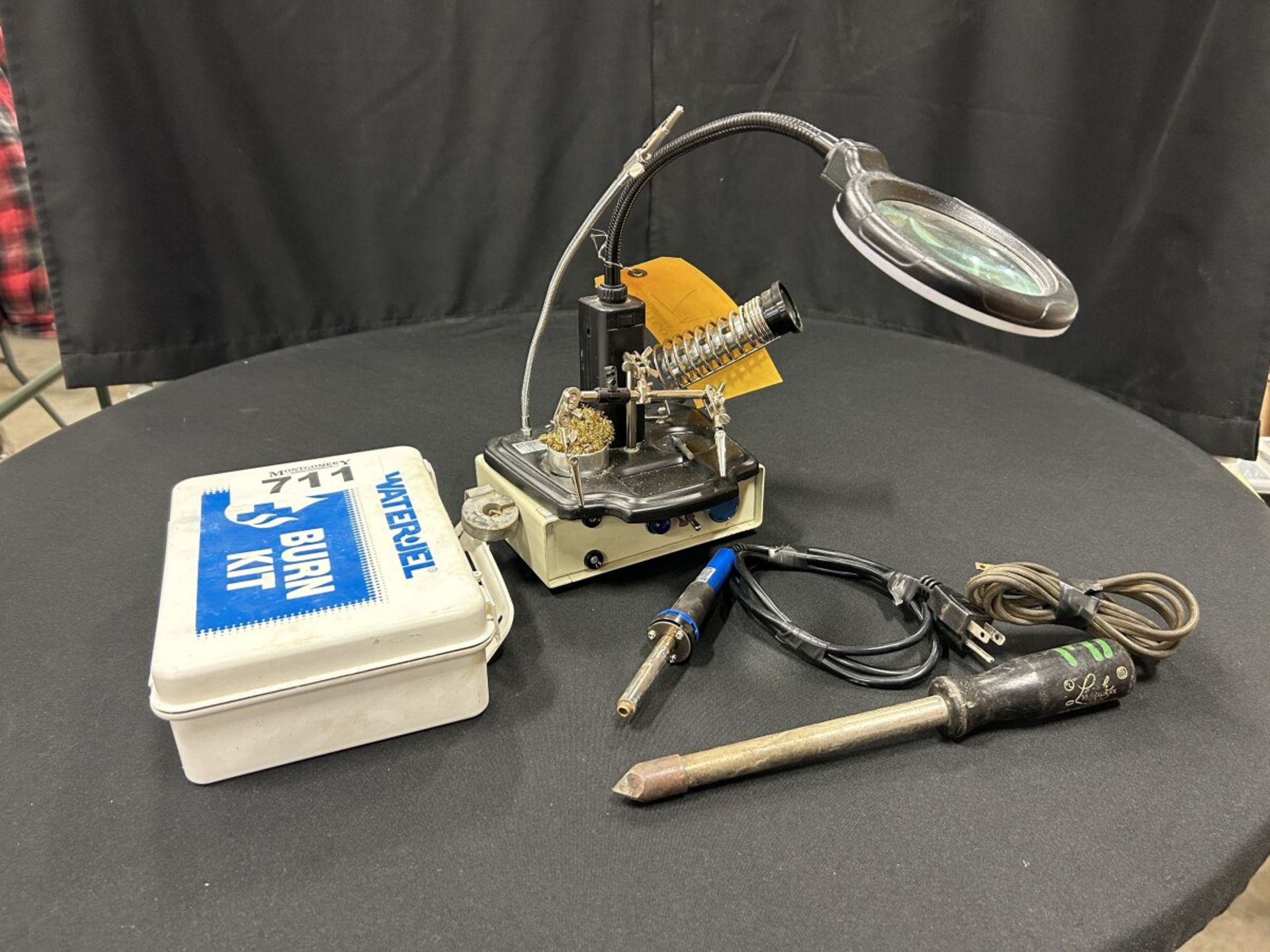 POWERFIST ILLUMINATED MAGNIFYING SODERING STATION W/ IRON & BURN KIT