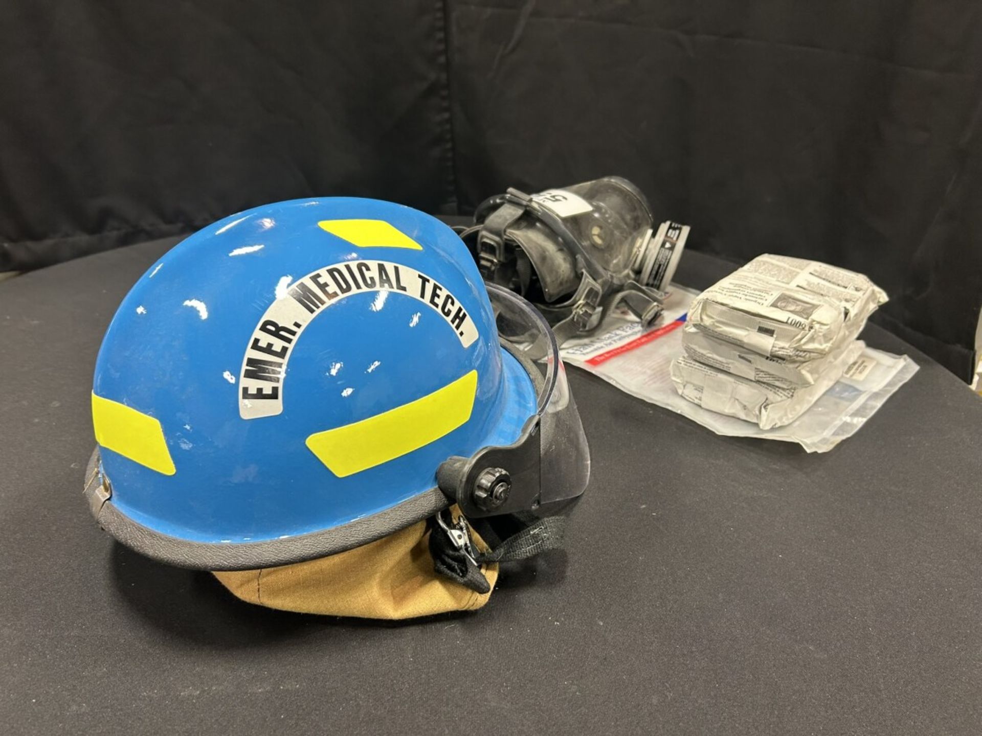 FULL FACE MASK W/ EXTRA CARTRIDGES AND HARD HAT - Image 3 of 8
