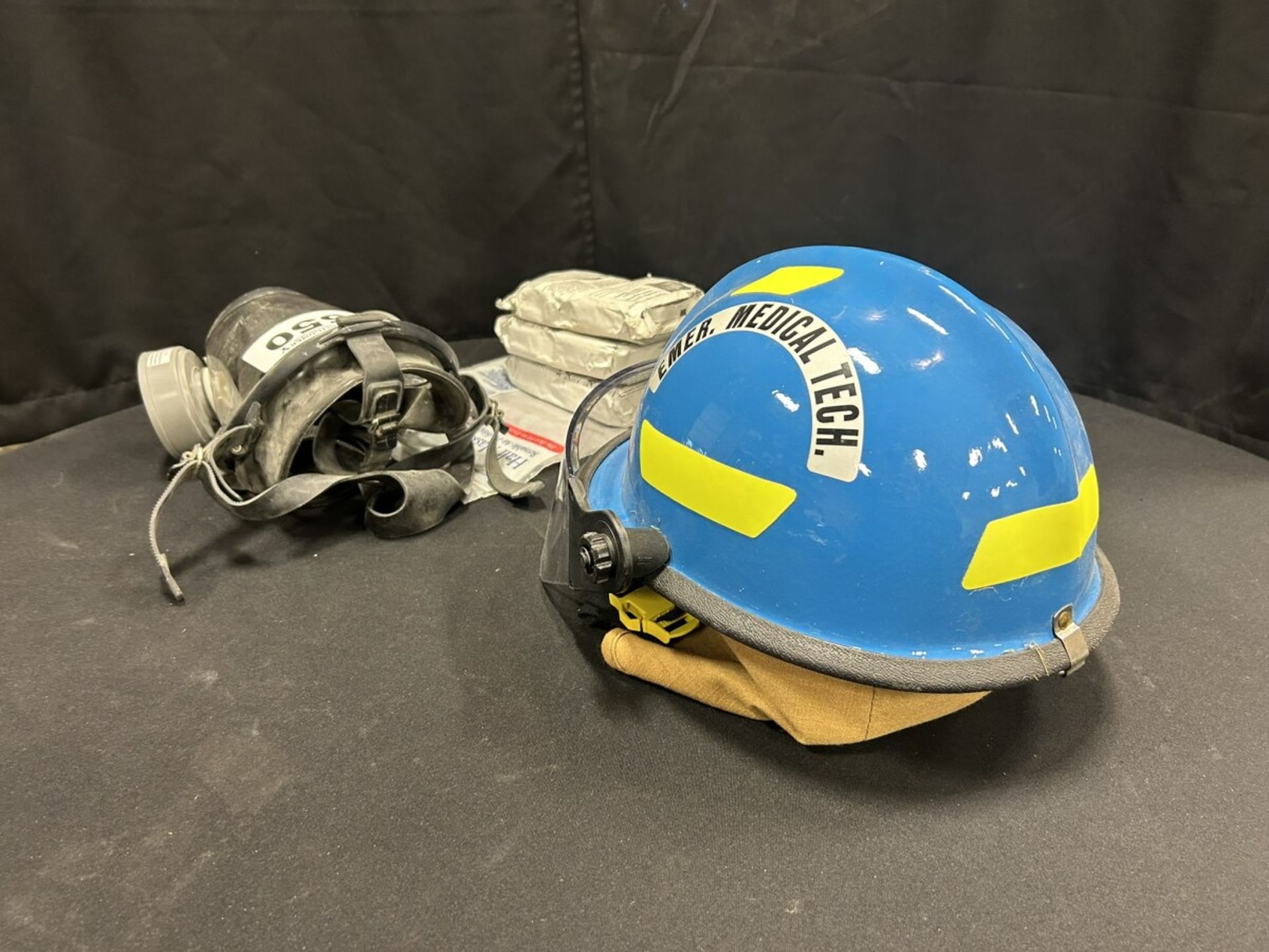 FULL FACE MASK W/ EXTRA CARTRIDGES AND HARD HAT - Image 4 of 8