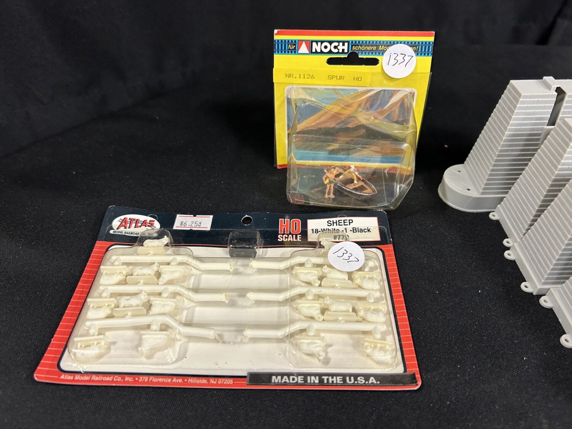 ATLAS 47PC HO PIER SET - SCALE: 87TH (HO) - CONDITION(1-10): NIB, ATLAS 2 PART PIER SETS AND LOOSE - Image 4 of 12