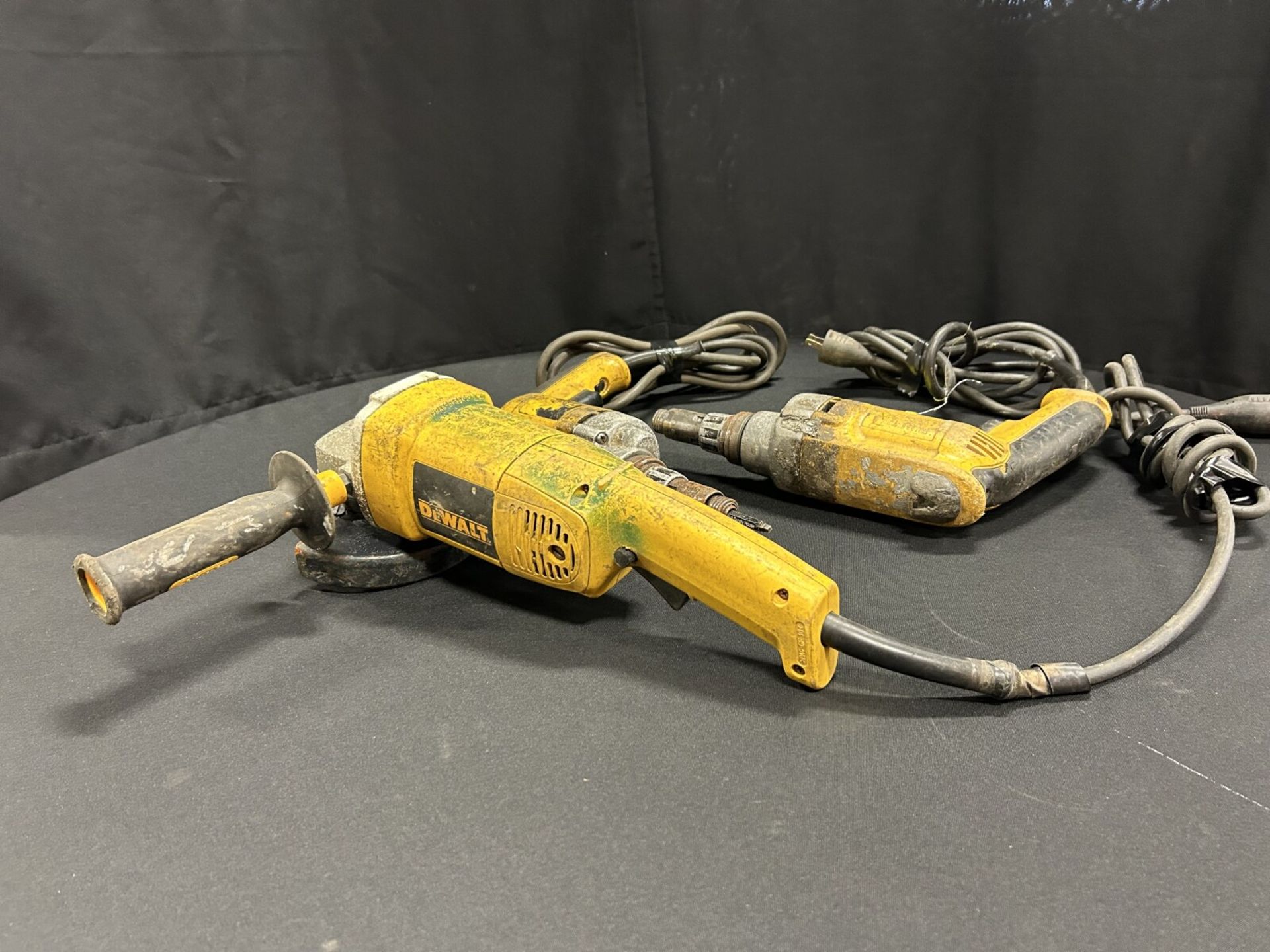 DEWALT 5" ELEC. ANGLE GRINDER, 2 - VSR SCREWDRIVERS - Image 4 of 5