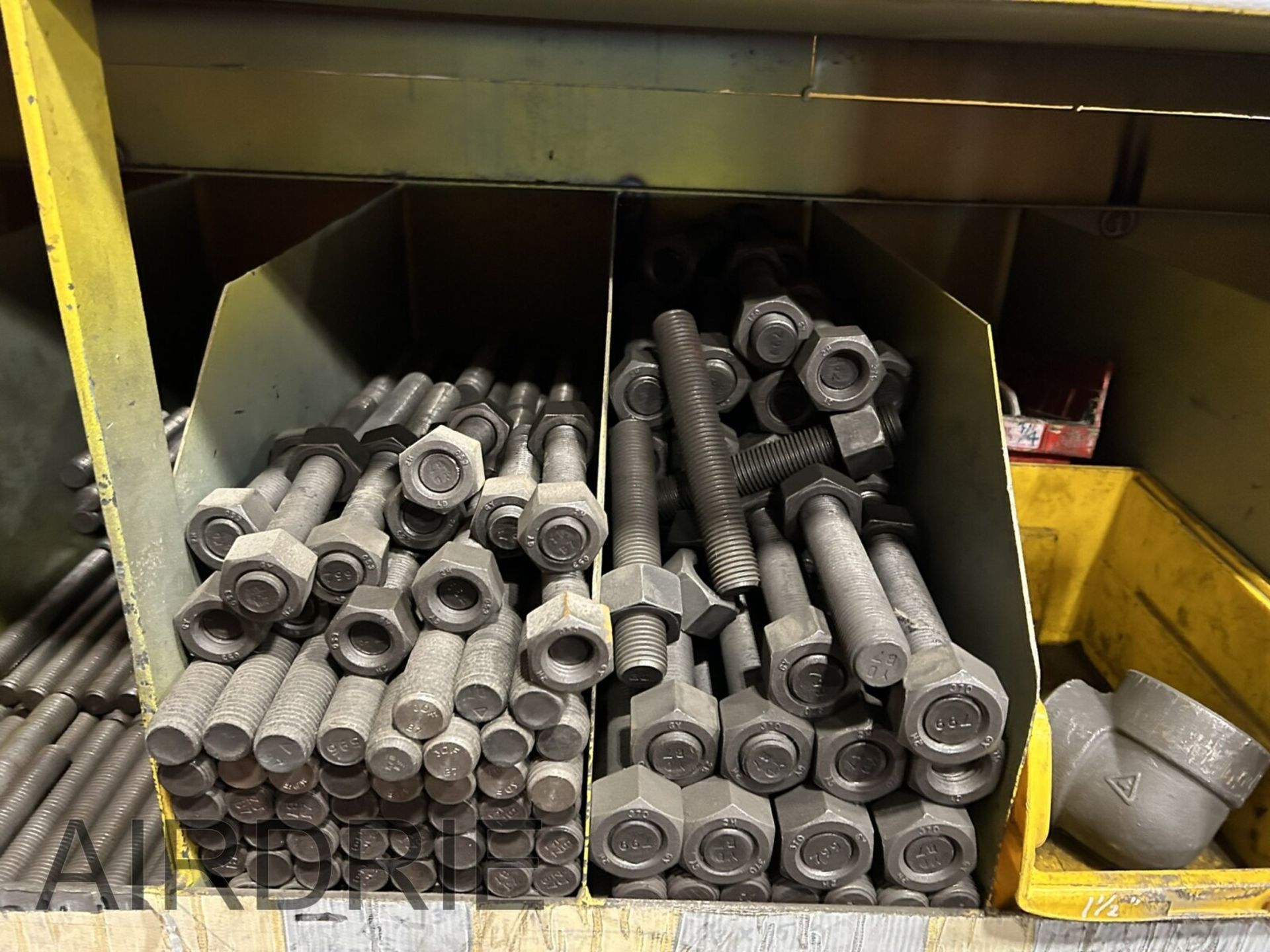 *OFFSITE* SHELF LOT OF FLANGE STUDS, BOLTS, AND ASSORTED HARDWARE, ETC. - Bild 3 aus 5